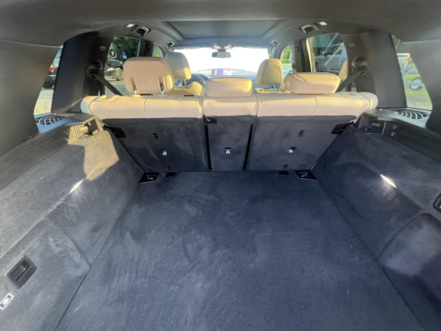 2022 White /beige BMW X5 xDrive40i (5UXCR6C04N9) with an 3.0L L6 DOHC 24V engine, 8A transmission, located at 1018 Brunswick Ave, Trenton, NJ, 08638, (609) 989-0900, 40.240086, -74.748085 - Photo#17