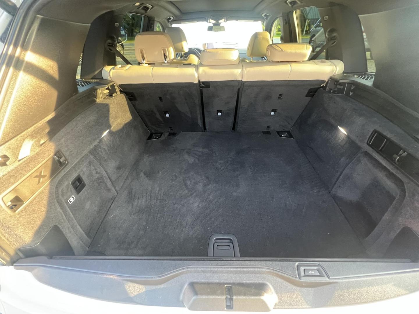 2022 White /beige BMW X5 xDrive40i (5UXCR6C04N9) with an 3.0L L6 DOHC 24V engine, 8A transmission, located at 1018 Brunswick Ave, Trenton, NJ, 08638, (609) 989-0900, 40.240086, -74.748085 - Photo#18