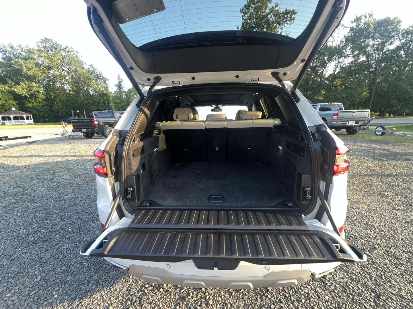 2022 White /beige BMW X5 xDrive40i (5UXCR6C04N9) with an 3.0L L6 DOHC 24V engine, 8A transmission, located at 1018 Brunswick Ave, Trenton, NJ, 08638, (609) 989-0900, 40.240086, -74.748085 - Photo#19