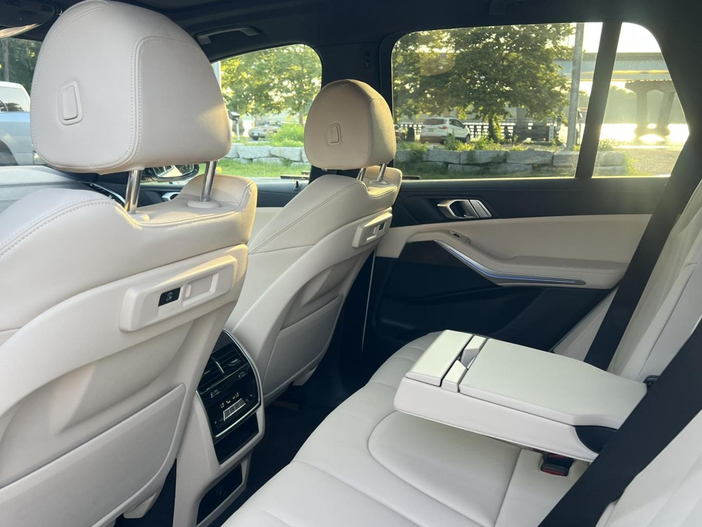 2022 White /beige BMW X5 xDrive40i (5UXCR6C04N9) with an 3.0L L6 DOHC 24V engine, 8A transmission, located at 1018 Brunswick Ave, Trenton, NJ, 08638, (609) 989-0900, 40.240086, -74.748085 - Photo#20