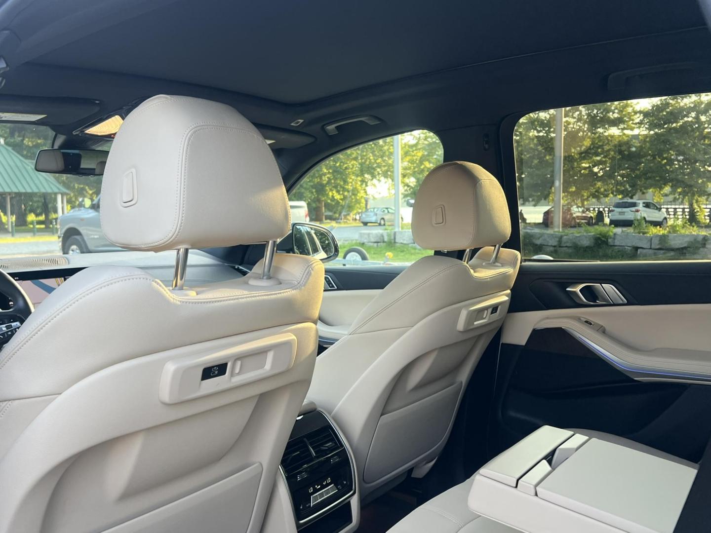 2022 White /beige BMW X5 xDrive40i (5UXCR6C04N9) with an 3.0L L6 DOHC 24V engine, 8A transmission, located at 1018 Brunswick Ave, Trenton, NJ, 08638, (609) 989-0900, 40.240086, -74.748085 - Photo#21