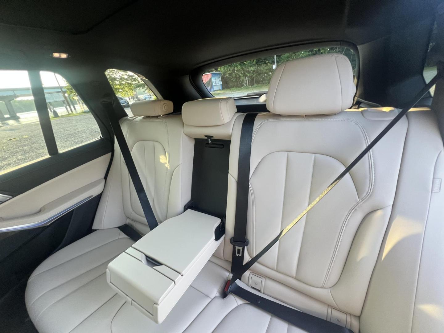2022 White /beige BMW X5 xDrive40i (5UXCR6C04N9) with an 3.0L L6 DOHC 24V engine, 8A transmission, located at 1018 Brunswick Ave, Trenton, NJ, 08638, (609) 989-0900, 40.240086, -74.748085 - Photo#23
