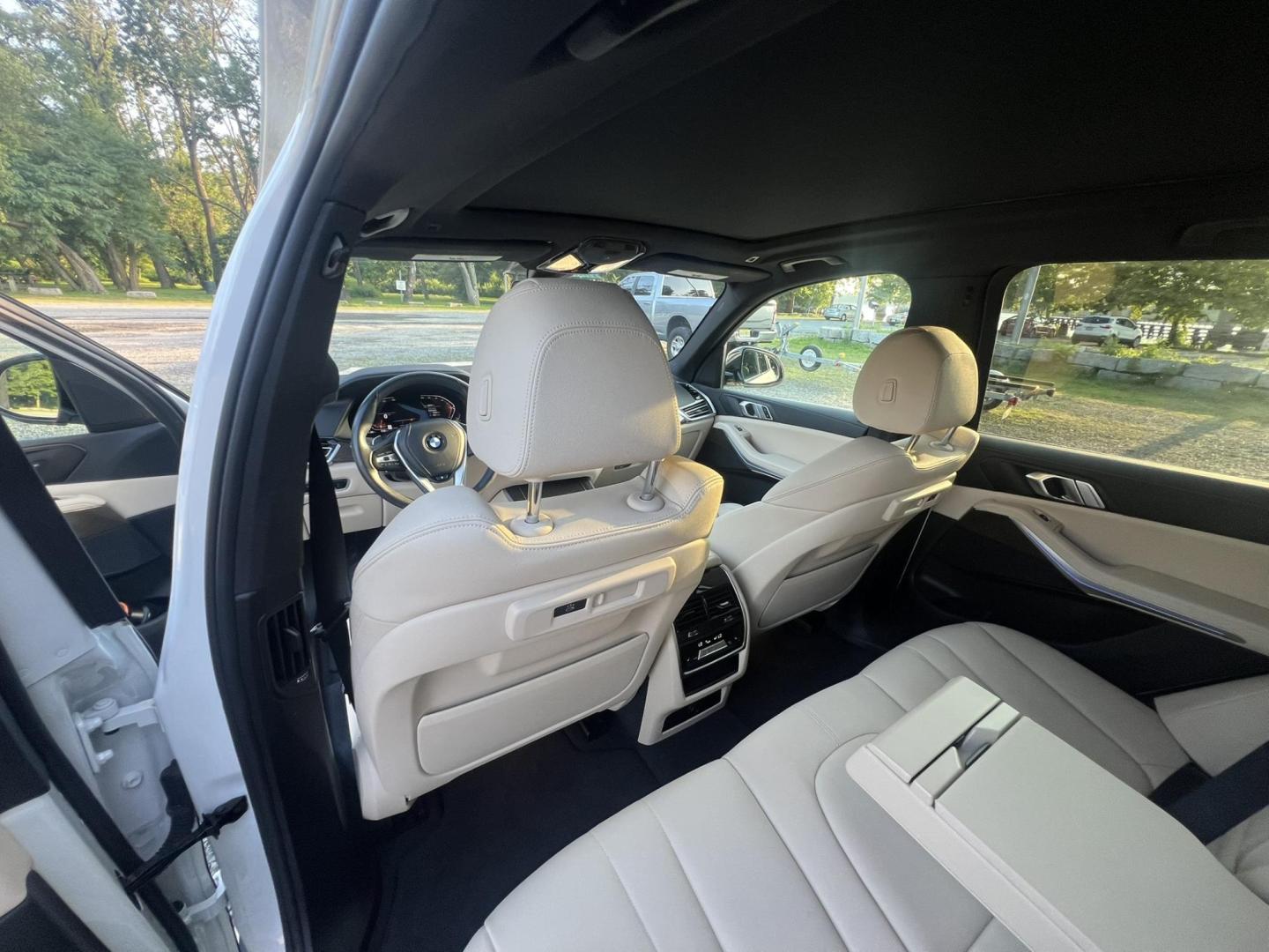 2022 White /beige BMW X5 xDrive40i (5UXCR6C04N9) with an 3.0L L6 DOHC 24V engine, 8A transmission, located at 1018 Brunswick Ave, Trenton, NJ, 08638, (609) 989-0900, 40.240086, -74.748085 - Photo#24