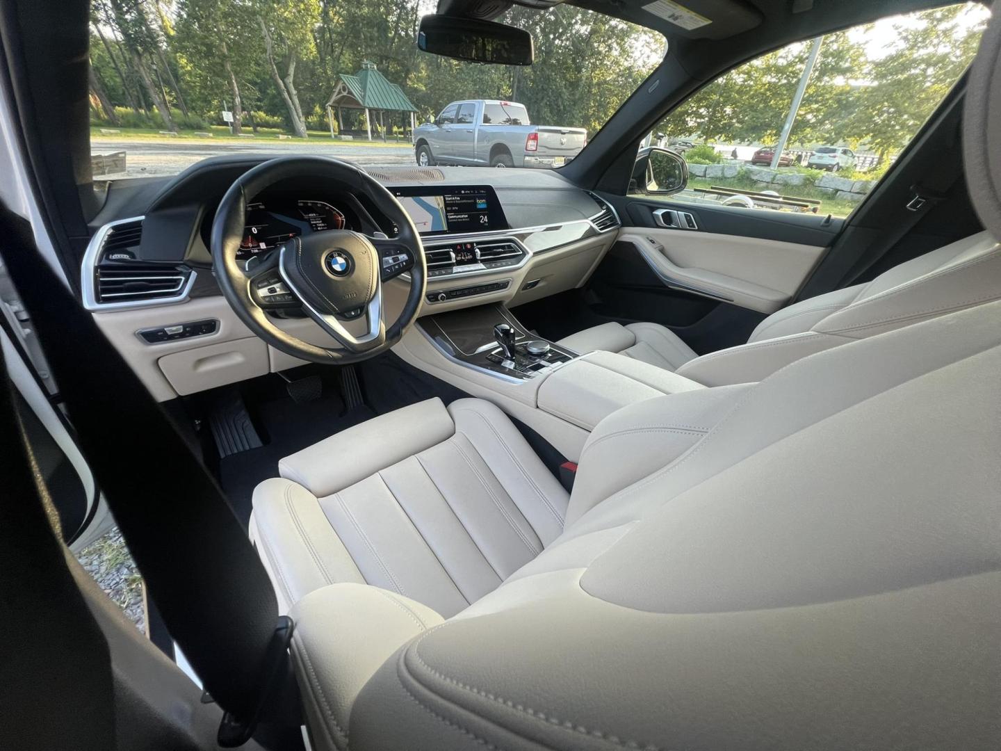 2022 White /beige BMW X5 xDrive40i (5UXCR6C04N9) with an 3.0L L6 DOHC 24V engine, 8A transmission, located at 1018 Brunswick Ave, Trenton, NJ, 08638, (609) 989-0900, 40.240086, -74.748085 - Photo#25