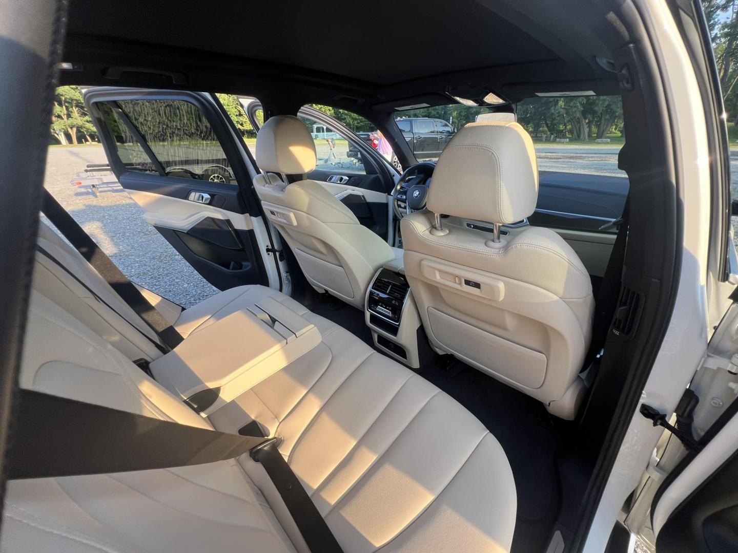 2022 White /beige BMW X5 xDrive40i (5UXCR6C04N9) with an 3.0L L6 DOHC 24V engine, 8A transmission, located at 1018 Brunswick Ave, Trenton, NJ, 08638, (609) 989-0900, 40.240086, -74.748085 - Photo#26