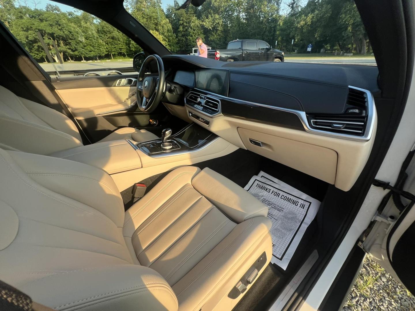 2022 White /beige BMW X5 xDrive40i (5UXCR6C04N9) with an 3.0L L6 DOHC 24V engine, 8A transmission, located at 1018 Brunswick Ave, Trenton, NJ, 08638, (609) 989-0900, 40.240086, -74.748085 - Photo#27