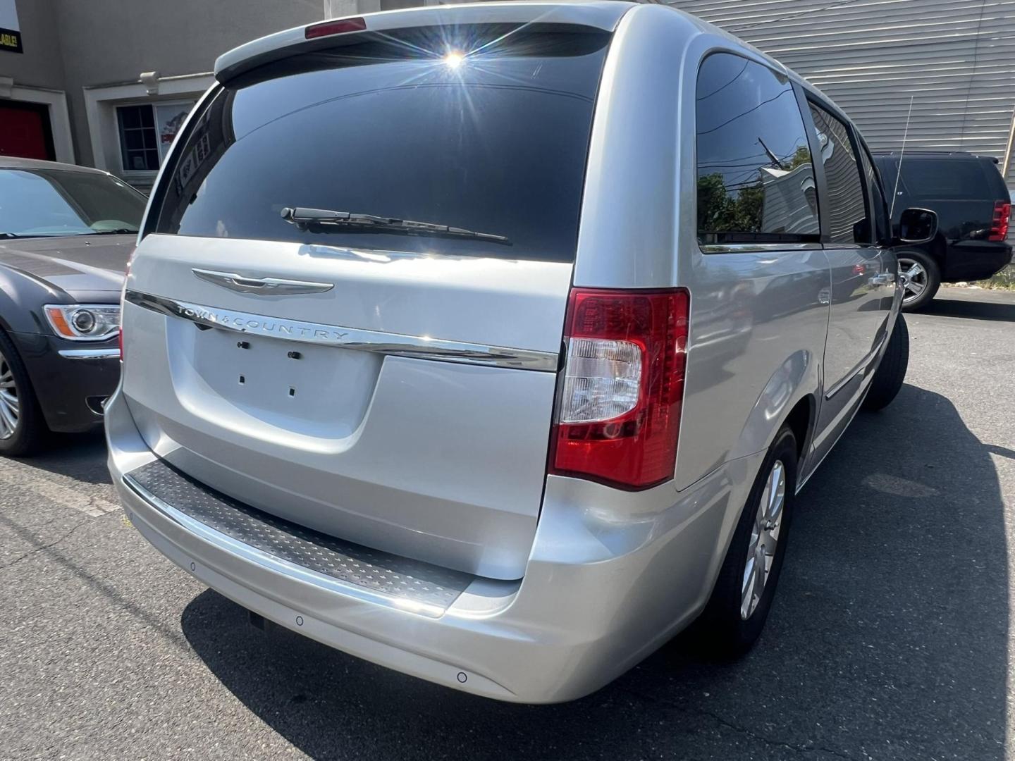 2012 GRAY /Black Leather Chrysler Town & Country Touring-L (2C4RC1CG5CR) with an 3.6L V6 DOHC 24V engine, 6-Speed Automatic transmission, located at 1018 Brunswick Ave, Trenton, NJ, 08638, (609) 989-0900, 40.240086, -74.748085 - Photo#4