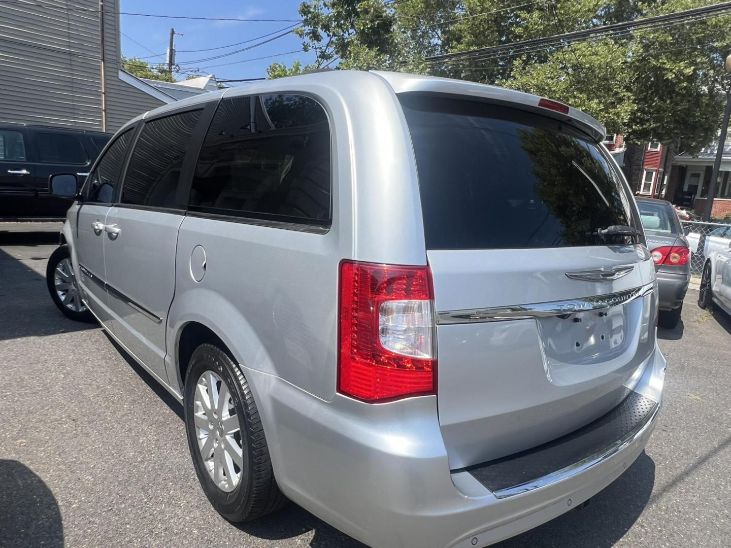 2012 GRAY /Black Leather Chrysler Town & Country Touring-L (2C4RC1CG5CR) with an 3.6L V6 DOHC 24V engine, 6-Speed Automatic transmission, located at 1018 Brunswick Ave, Trenton, NJ, 08638, (609) 989-0900, 40.240086, -74.748085 - Photo#5