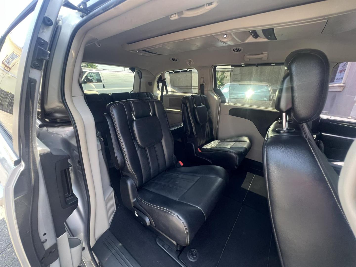 2012 GRAY /Black Leather Chrysler Town & Country Touring-L (2C4RC1CG5CR) with an 3.6L V6 DOHC 24V engine, 6-Speed Automatic transmission, located at 1018 Brunswick Ave, Trenton, NJ, 08638, (609) 989-0900, 40.240086, -74.748085 - Photo#11