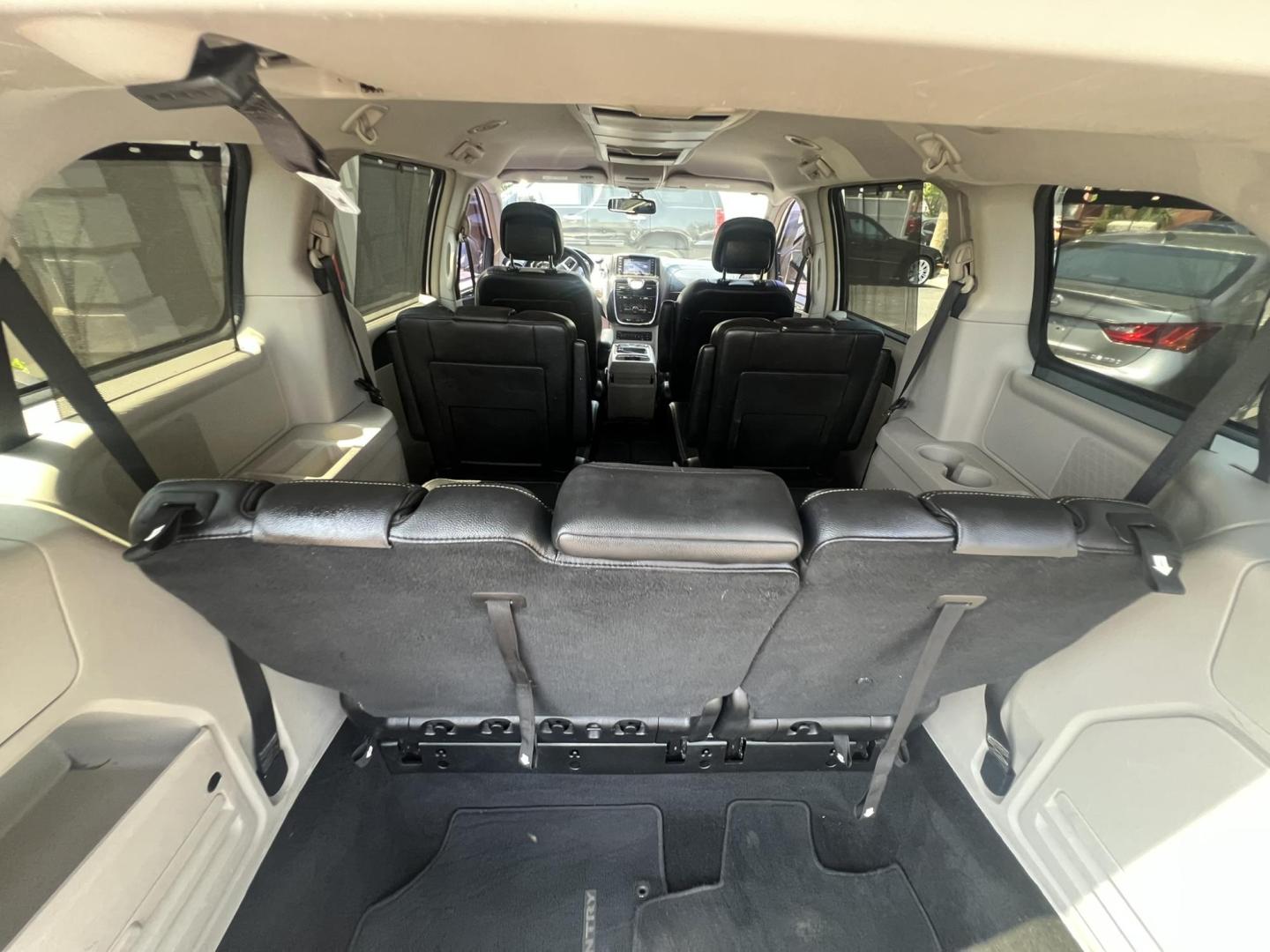 2012 GRAY /Black Leather Chrysler Town & Country Touring-L (2C4RC1CG5CR) with an 3.6L V6 DOHC 24V engine, 6-Speed Automatic transmission, located at 1018 Brunswick Ave, Trenton, NJ, 08638, (609) 989-0900, 40.240086, -74.748085 - Photo#10