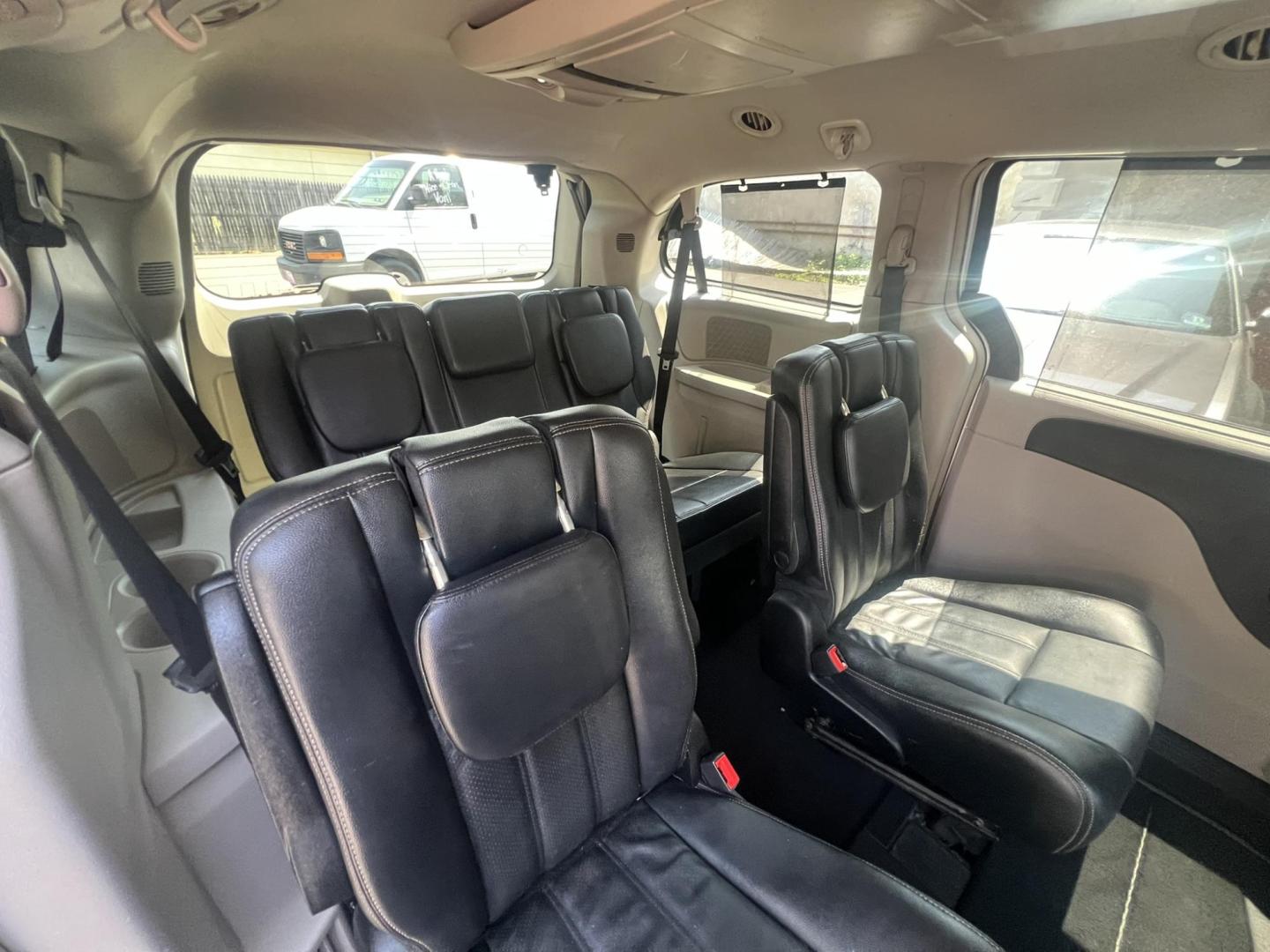 2012 GRAY /Black Leather Chrysler Town & Country Touring-L (2C4RC1CG5CR) with an 3.6L V6 DOHC 24V engine, 6-Speed Automatic transmission, located at 1018 Brunswick Ave, Trenton, NJ, 08638, (609) 989-0900, 40.240086, -74.748085 - Photo#12