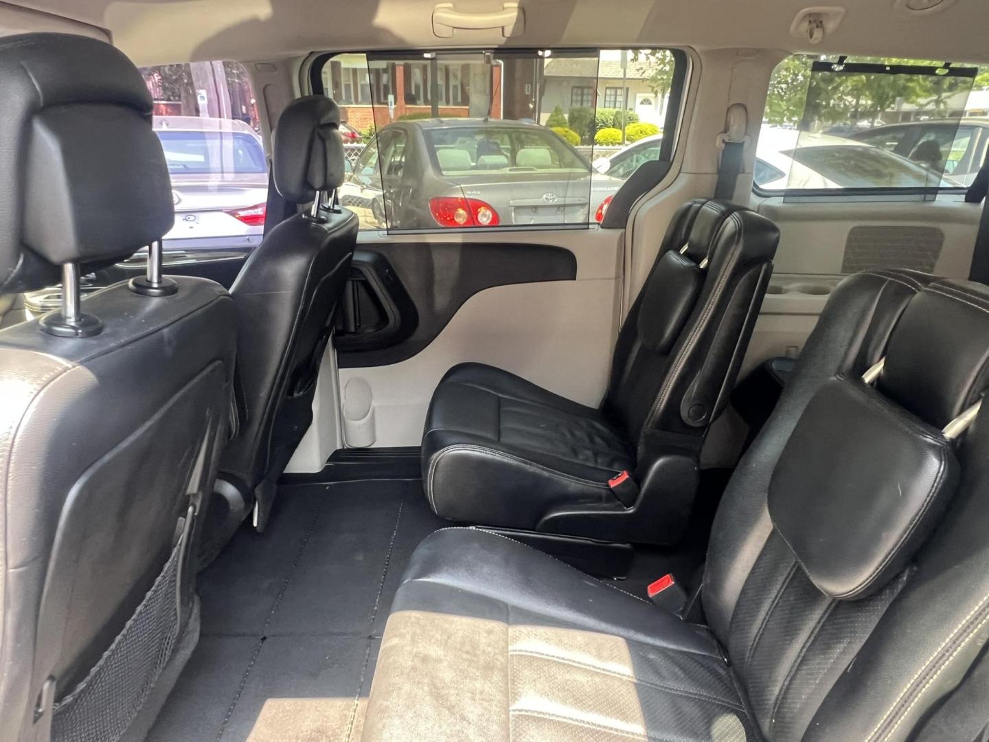 2012 GRAY /Black Leather Chrysler Town & Country Touring-L (2C4RC1CG5CR) with an 3.6L V6 DOHC 24V engine, 6-Speed Automatic transmission, located at 1018 Brunswick Ave, Trenton, NJ, 08638, (609) 989-0900, 40.240086, -74.748085 - Photo#19