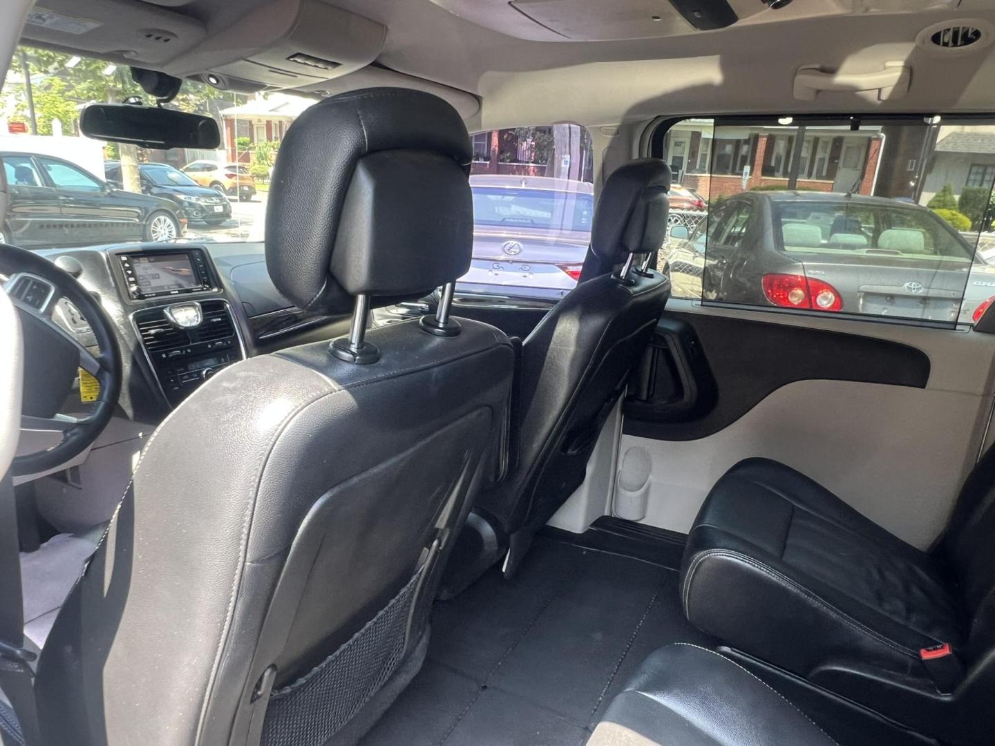 2012 GRAY /Black Leather Chrysler Town & Country Touring-L (2C4RC1CG5CR) with an 3.6L V6 DOHC 24V engine, 6-Speed Automatic transmission, located at 1018 Brunswick Ave, Trenton, NJ, 08638, (609) 989-0900, 40.240086, -74.748085 - Photo#20