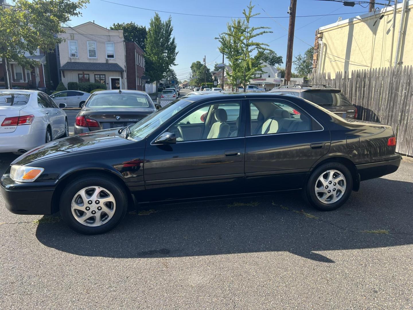 2001 BLACK /beige Toyota Camry CE (4T1BG28K01U) with an 2.2L L4 DOHC 16V engine, located at 1018 Brunswick Ave, Trenton, NJ, 08638, (609) 989-0900, 40.240086, -74.748085 - Photo#4