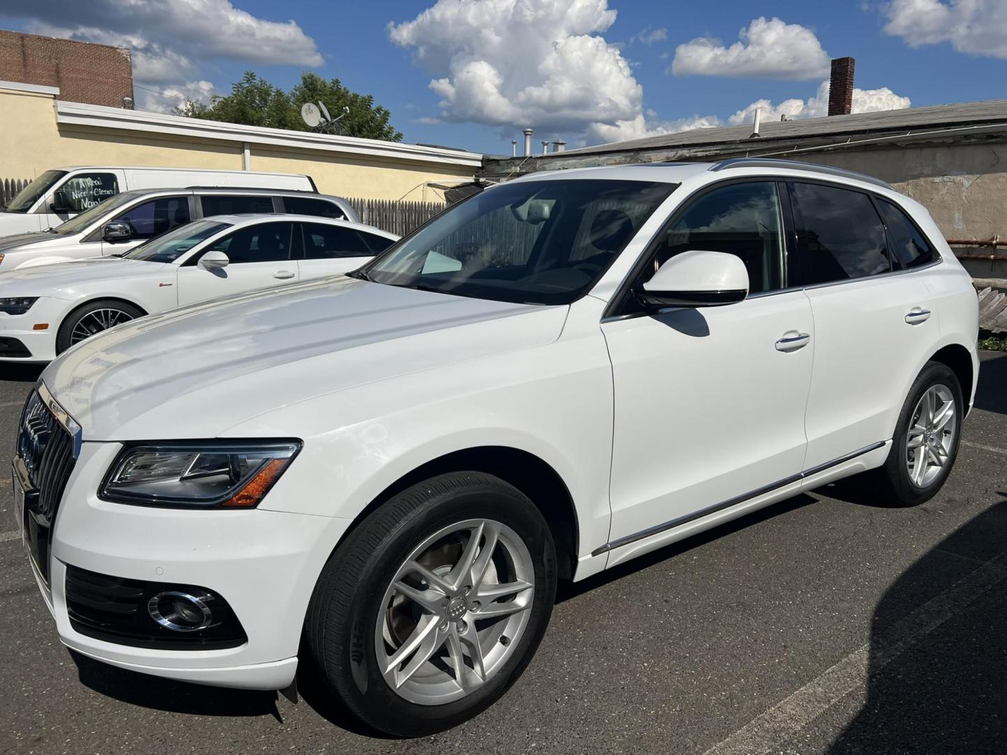 2016 White /Black Leather Audi Q5 2.0T Premium Plus quattro (WA1L2AFPXGA) with an 2.0L L4 DOHC 16V engine, 8A transmission, located at 1018 Brunswick Ave, Trenton, NJ, 08638, (609) 989-0900, 40.240086, -74.748085 - Photo#3