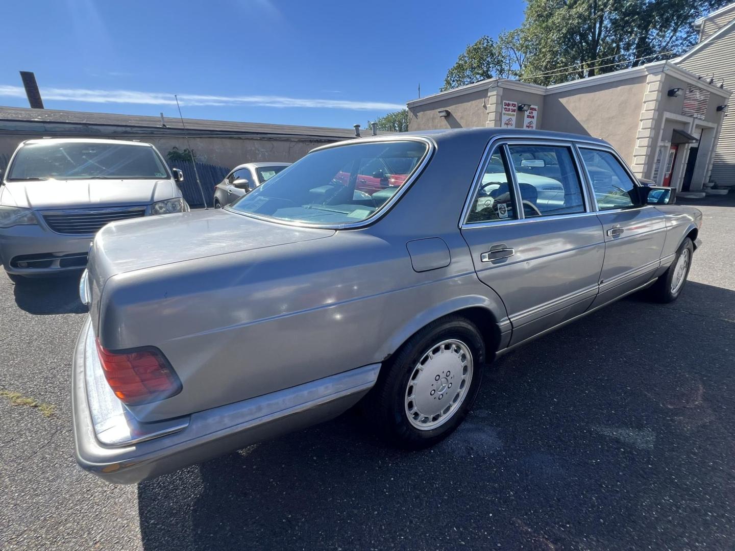 1988 GRAY /Black Leather Mercedes-Benz 300 SEL sedan (WDBCA25D8JA) with an 3.0L L6 SOHC 12V engine, 4-Speed Automatic transmission, located at 1018 Brunswick Ave, Trenton, NJ, 08638, (609) 989-0900, 40.240086, -74.748085 - Photo#3