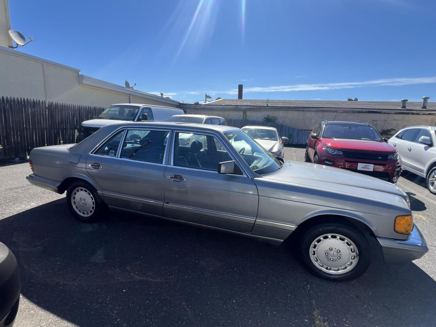 1988 GRAY /Black Leather Mercedes-Benz 300 SEL sedan (WDBCA25D8JA) with an 3.0L L6 SOHC 12V engine, 4-Speed Automatic transmission, located at 1018 Brunswick Ave, Trenton, NJ, 08638, (609) 989-0900, 40.240086, -74.748085 - Photo#2