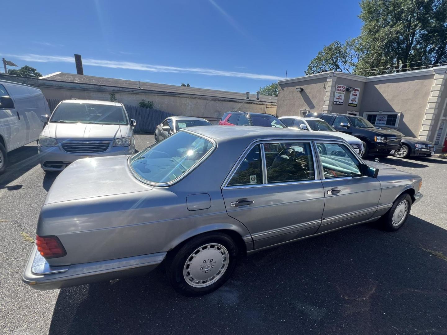 1988 GRAY /Black Leather Mercedes-Benz 300 SEL sedan (WDBCA25D8JA) with an 3.0L L6 SOHC 12V engine, 4-Speed Automatic transmission, located at 1018 Brunswick Ave, Trenton, NJ, 08638, (609) 989-0900, 40.240086, -74.748085 - Photo#4