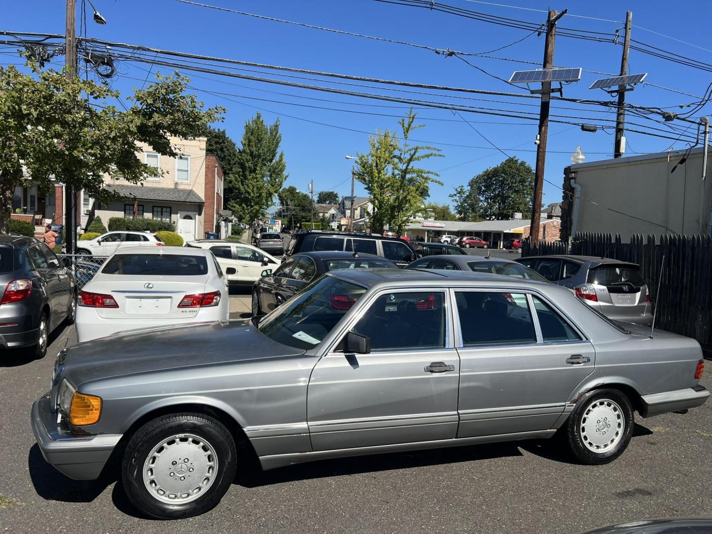 1988 GRAY /Black Leather Mercedes-Benz 300 SEL sedan (WDBCA25D8JA) with an 3.0L L6 SOHC 12V engine, 4-Speed Automatic transmission, located at 1018 Brunswick Ave, Trenton, NJ, 08638, (609) 989-0900, 40.240086, -74.748085 - Photo#5