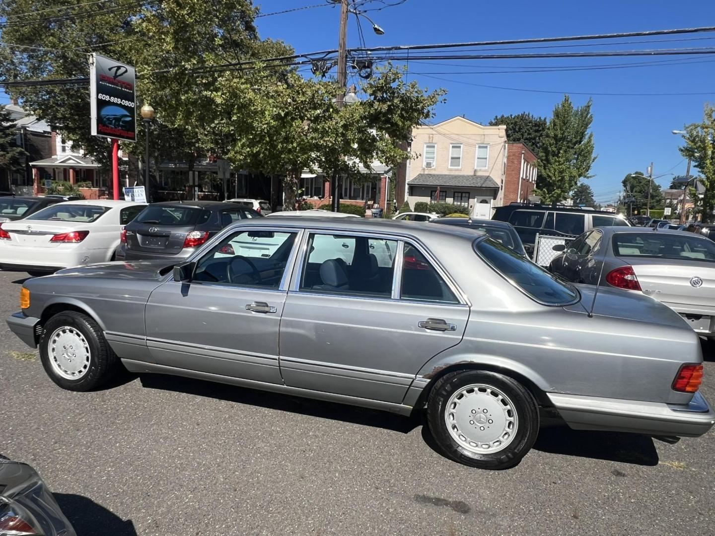 1988 GRAY /Black Leather Mercedes-Benz 300 SEL sedan (WDBCA25D8JA) with an 3.0L L6 SOHC 12V engine, 4-Speed Automatic transmission, located at 1018 Brunswick Ave, Trenton, NJ, 08638, (609) 989-0900, 40.240086, -74.748085 - Photo#1