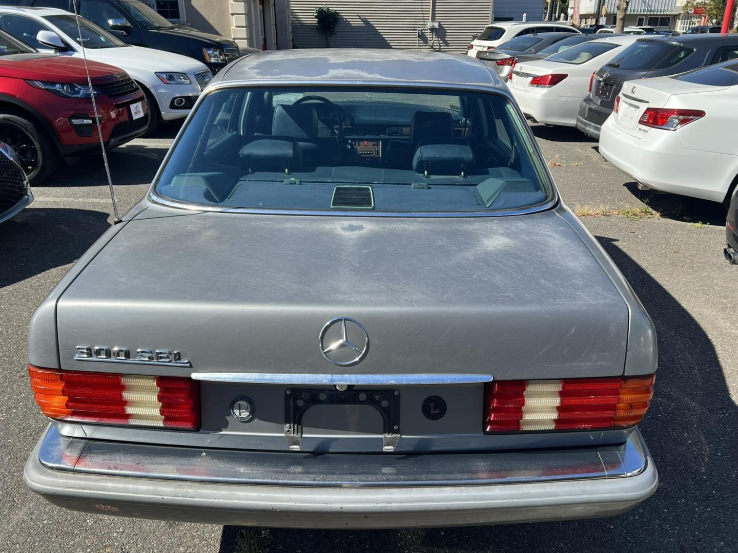 1988 GRAY /Black Leather Mercedes-Benz 300 SEL sedan (WDBCA25D8JA) with an 3.0L L6 SOHC 12V engine, 4-Speed Automatic transmission, located at 1018 Brunswick Ave, Trenton, NJ, 08638, (609) 989-0900, 40.240086, -74.748085 - Photo#7
