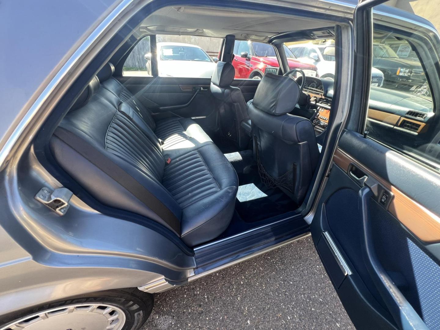 1988 GRAY /Black Leather Mercedes-Benz 300 SEL sedan (WDBCA25D8JA) with an 3.0L L6 SOHC 12V engine, 4-Speed Automatic transmission, located at 1018 Brunswick Ave, Trenton, NJ, 08638, (609) 989-0900, 40.240086, -74.748085 - Photo#12