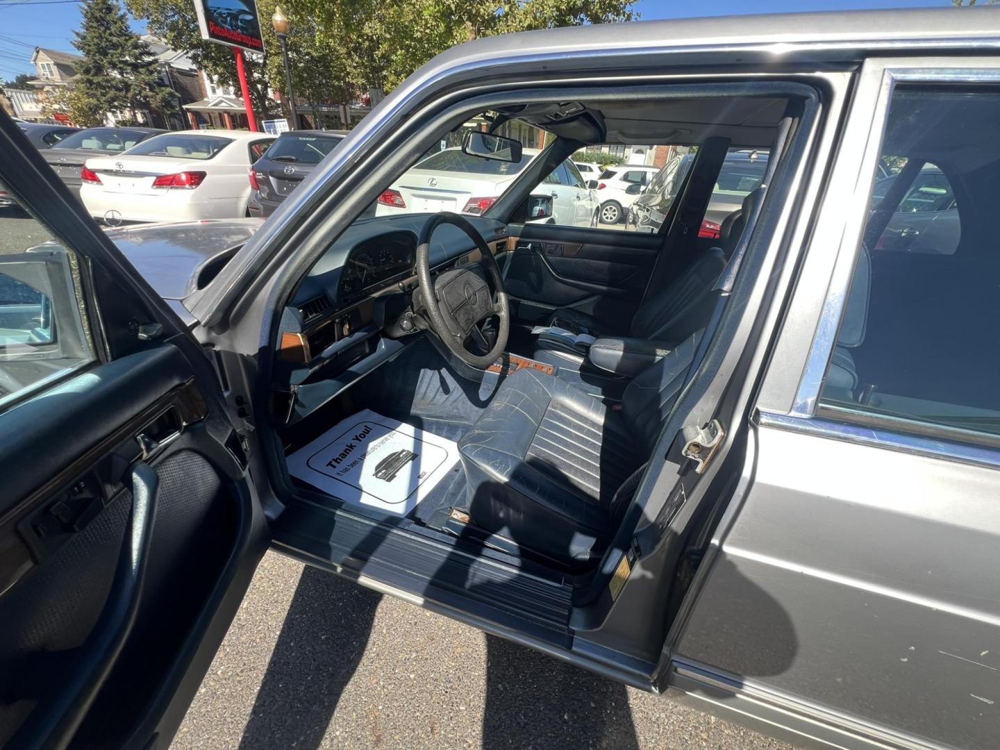 1988 GRAY /Black Leather Mercedes-Benz 300 SEL sedan (WDBCA25D8JA) with an 3.0L L6 SOHC 12V engine, 4-Speed Automatic transmission, located at 1018 Brunswick Ave, Trenton, NJ, 08638, (609) 989-0900, 40.240086, -74.748085 - Photo#15