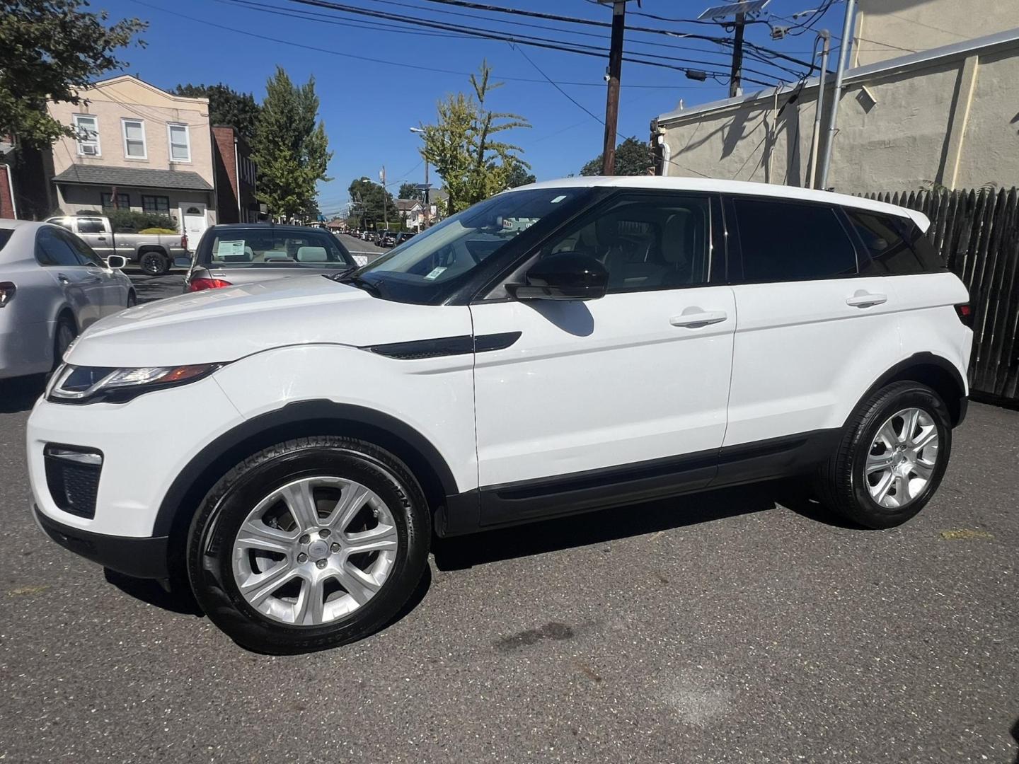 2017 White /Gray Land Rover Range Rover Evoque SE (SALVP2BG1HH) with an 2.0L L4 DOHC 24V TURBO engine, 9A transmission, located at 1018 Brunswick Ave, Trenton, NJ, 08638, (609) 989-0900, 40.240086, -74.748085 - Photo#4