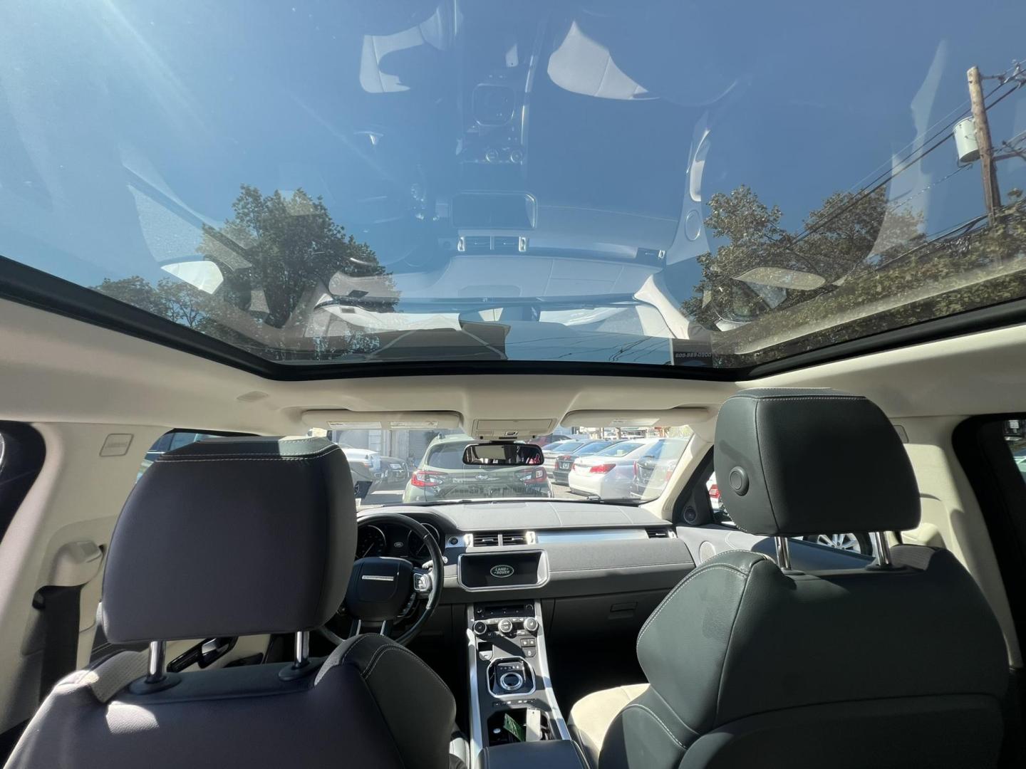 2017 White /Gray Land Rover Range Rover Evoque SE (SALVP2BG1HH) with an 2.0L L4 DOHC 24V TURBO engine, 9A transmission, located at 1018 Brunswick Ave, Trenton, NJ, 08638, (609) 989-0900, 40.240086, -74.748085 - Photo#11