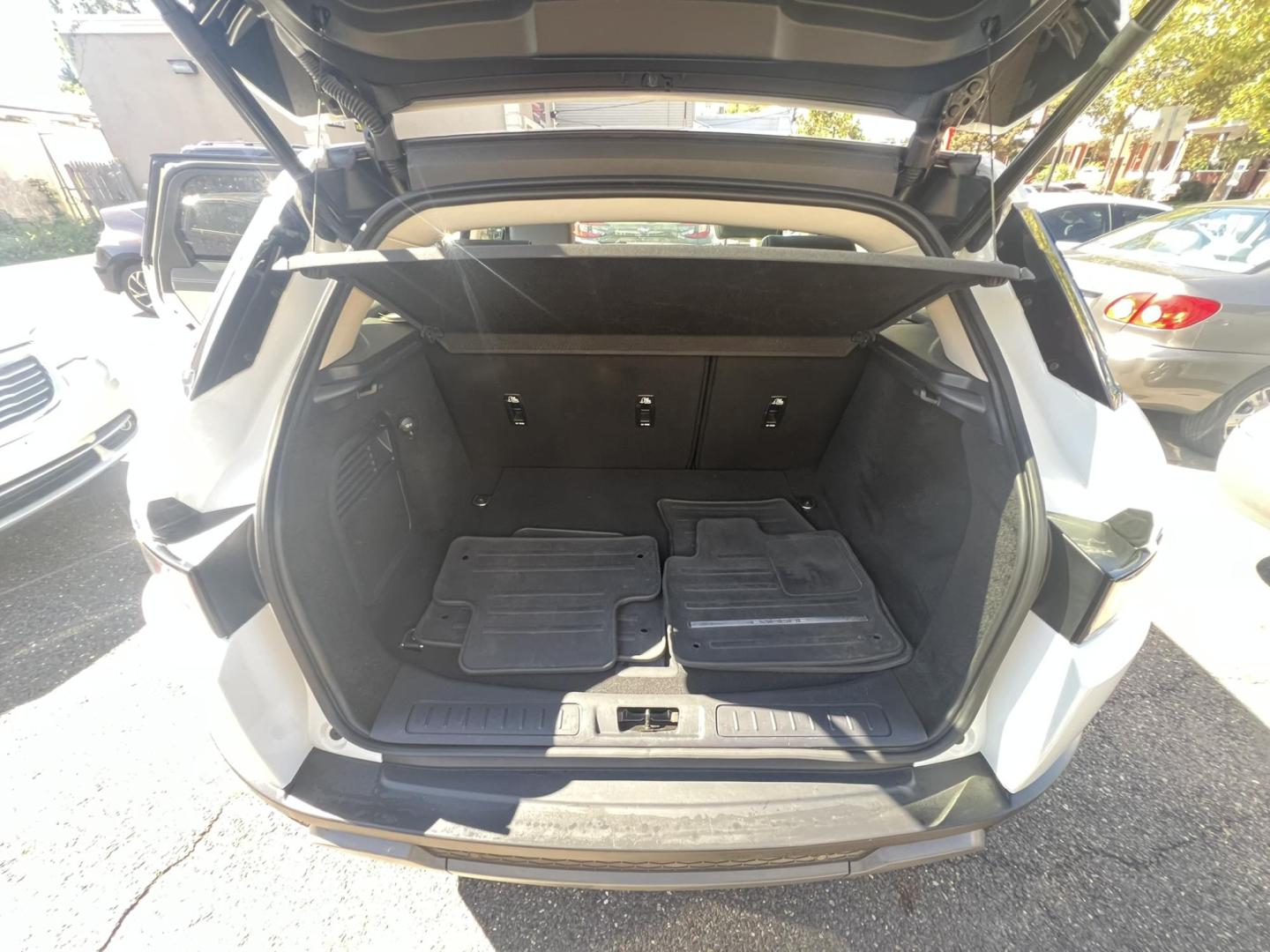2017 White Land Rover Range Rover Evoque SE (SALVP2BG1HH) with an 2.0L L4 DOHC 24V TURBO engine, 9A transmission, located at 1018 Brunswick Ave, Trenton, NJ, 08638, (609) 989-0900, 40.240086, -74.748085 - Photo#12