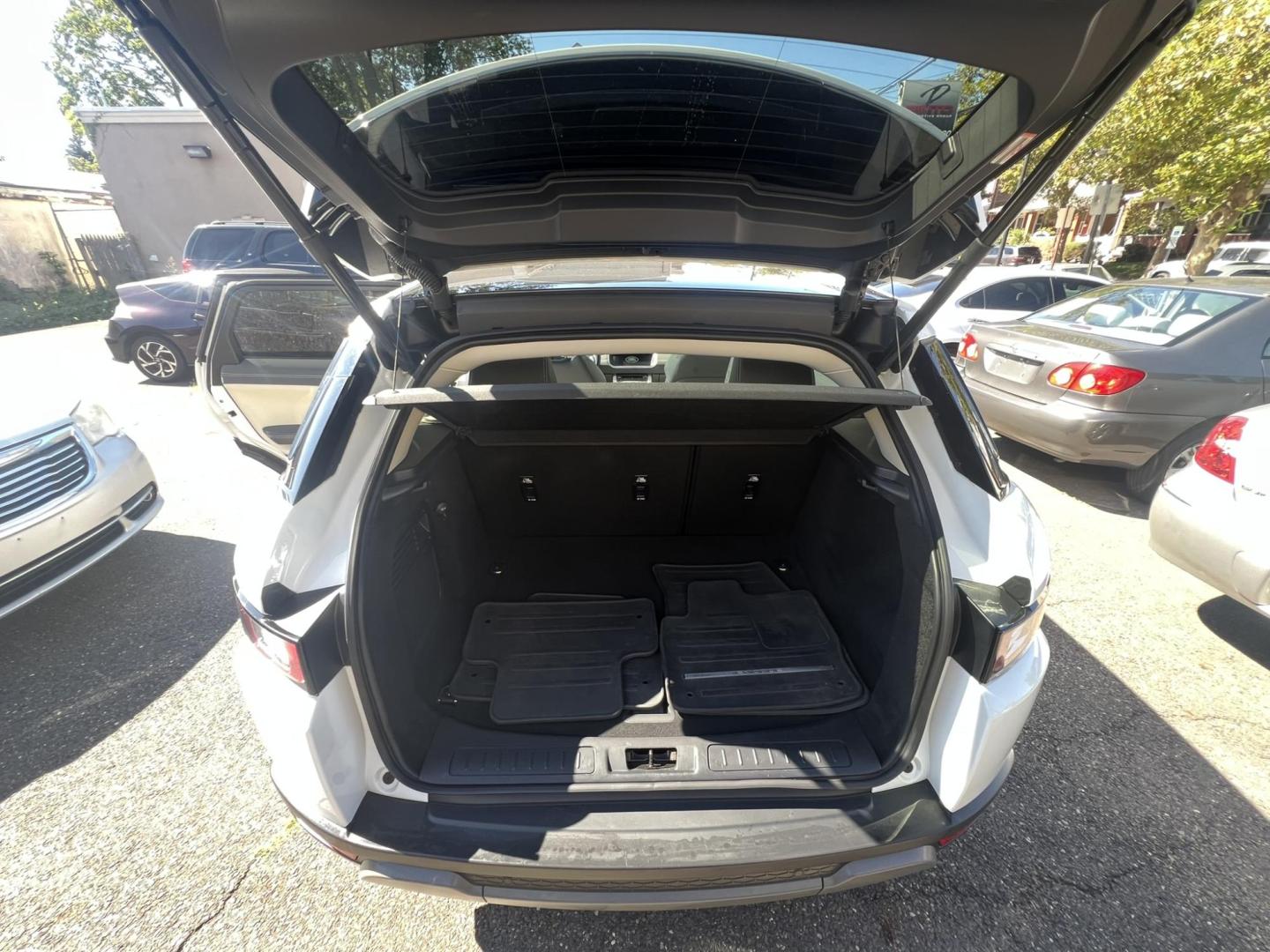 2017 White Land Rover Range Rover Evoque SE (SALVP2BG1HH) with an 2.0L L4 DOHC 24V TURBO engine, 9A transmission, located at 1018 Brunswick Ave, Trenton, NJ, 08638, (609) 989-0900, 40.240086, -74.748085 - Photo#15
