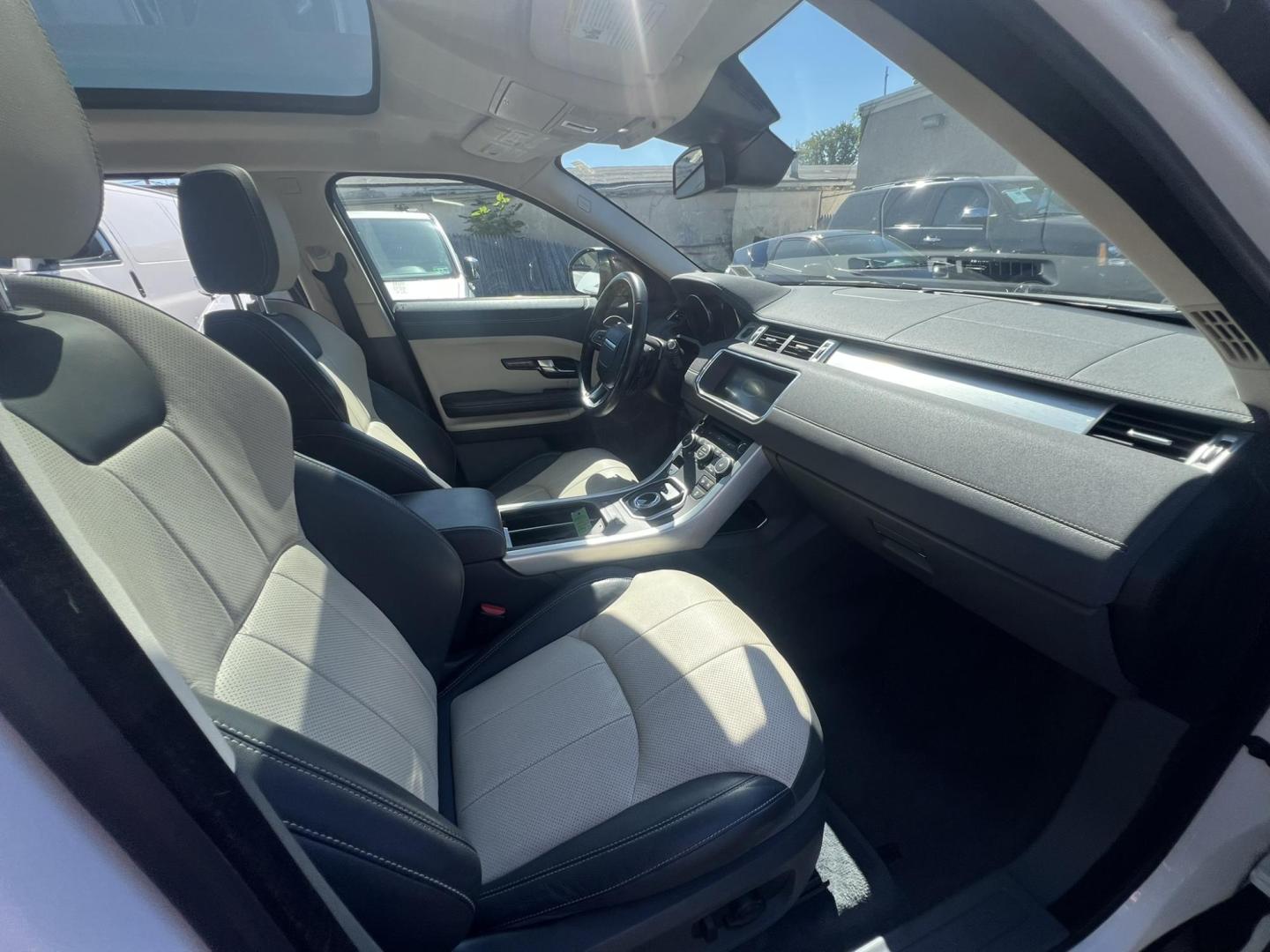 2017 White /Gray Land Rover Range Rover Evoque SE (SALVP2BG1HH) with an 2.0L L4 DOHC 24V TURBO engine, 9A transmission, located at 1018 Brunswick Ave, Trenton, NJ, 08638, (609) 989-0900, 40.240086, -74.748085 - Photo#18