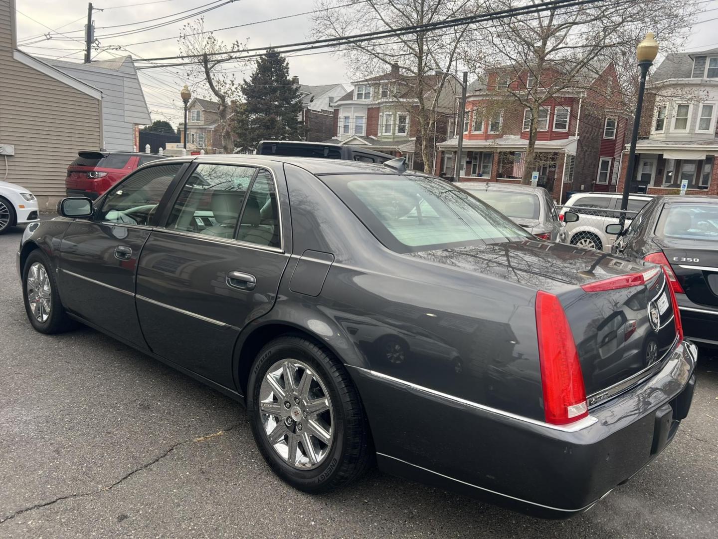 2009 GRAY /Gray Leather Cadillac DTS Luxury I (1G6KD57Y49U) with an 4.6L V8 DOHC 32V engine, 4-Speed Automatic Overdrive transmission, located at 1018 Brunswick Ave, Trenton, NJ, 08638, (609) 989-0900, 40.240086, -74.748085 - Photo#3