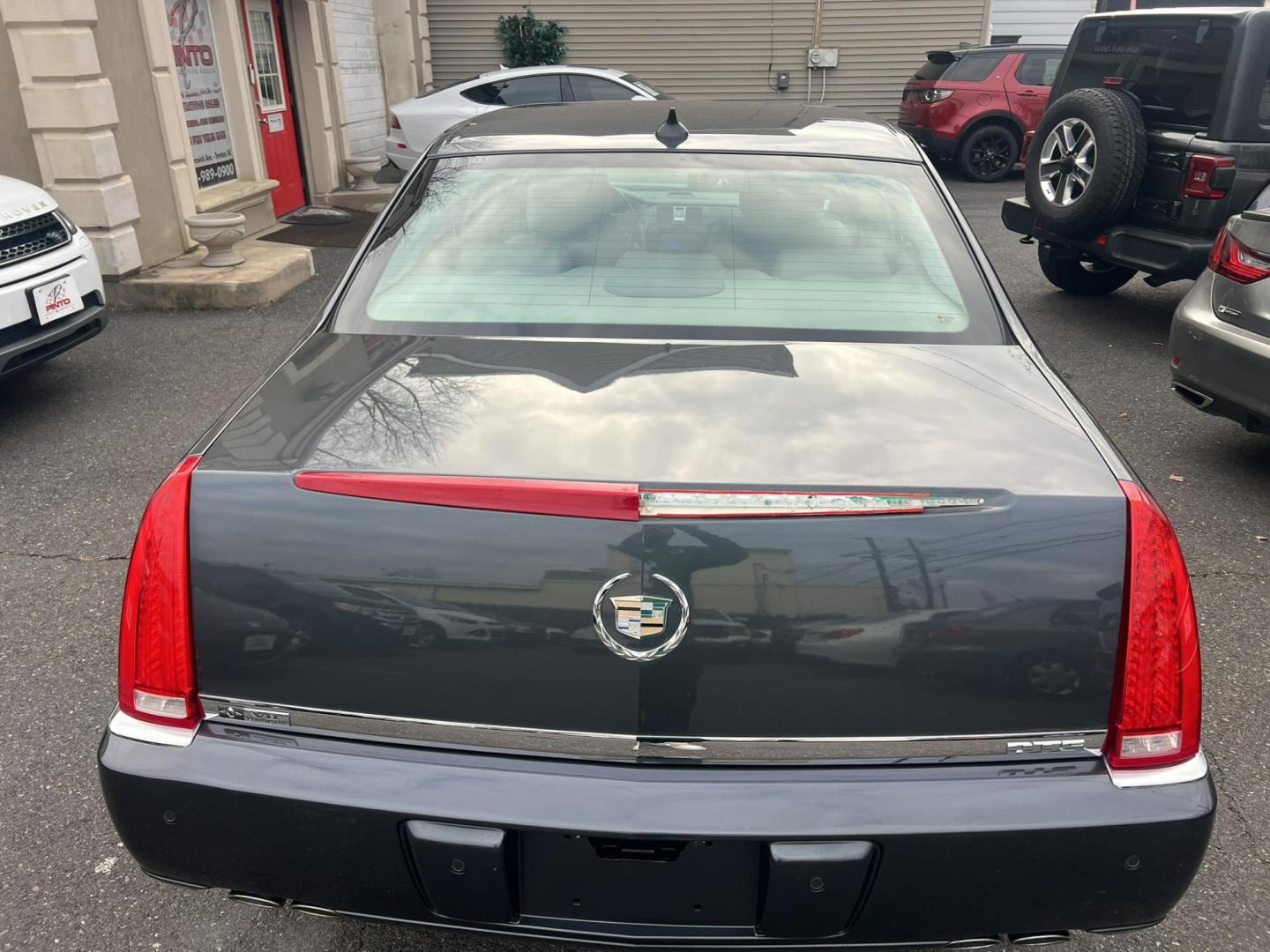 2009 GRAY /Gray Leather Cadillac DTS Luxury I (1G6KD57Y49U) with an 4.6L V8 DOHC 32V engine, 4-Speed Automatic Overdrive transmission, located at 1018 Brunswick Ave, Trenton, NJ, 08638, (609) 989-0900, 40.240086, -74.748085 - Photo#4