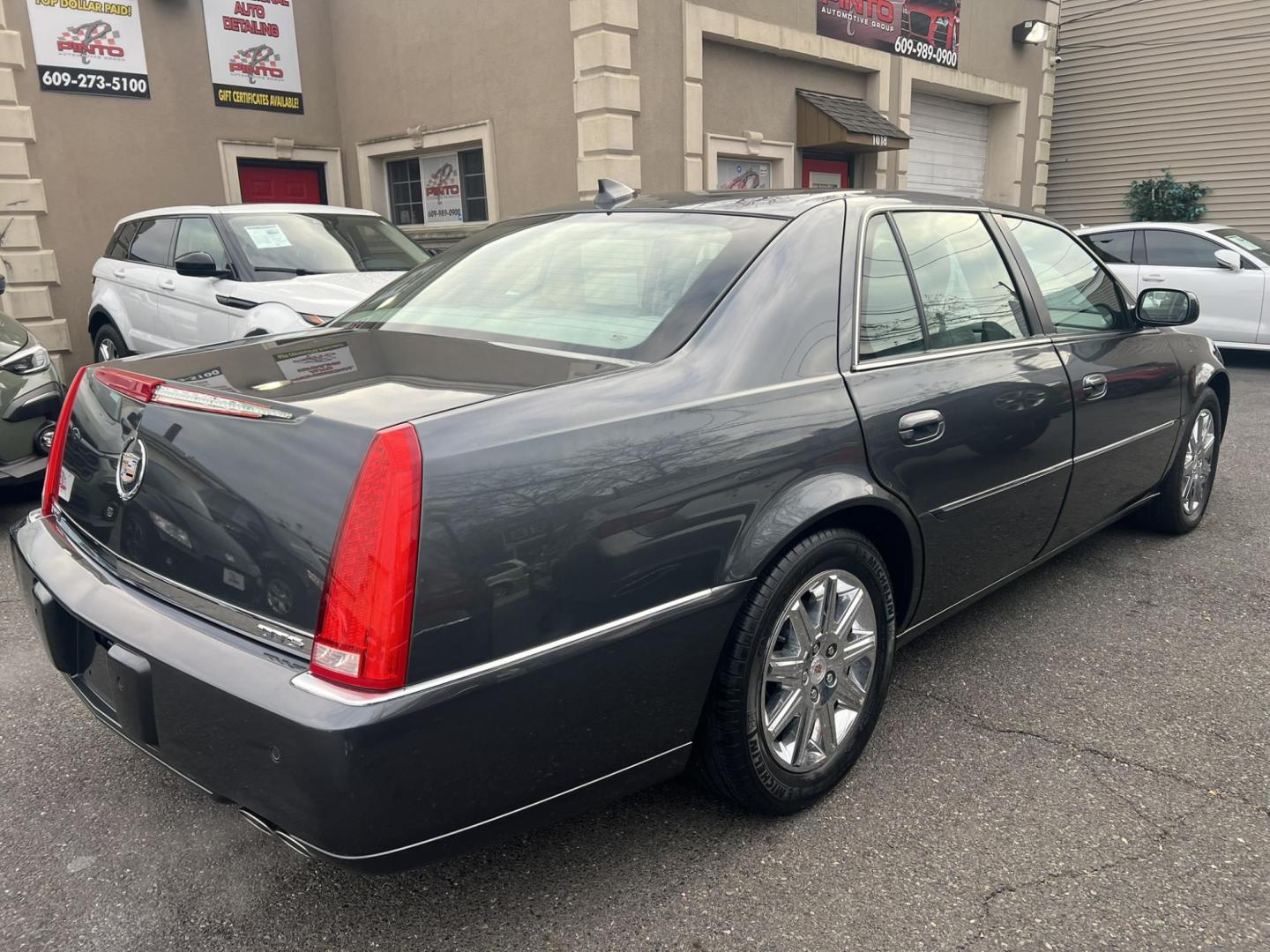2009 GRAY /Gray Leather Cadillac DTS Luxury I (1G6KD57Y49U) with an 4.6L V8 DOHC 32V engine, 4-Speed Automatic Overdrive transmission, located at 1018 Brunswick Ave, Trenton, NJ, 08638, (609) 989-0900, 40.240086, -74.748085 - Photo#5