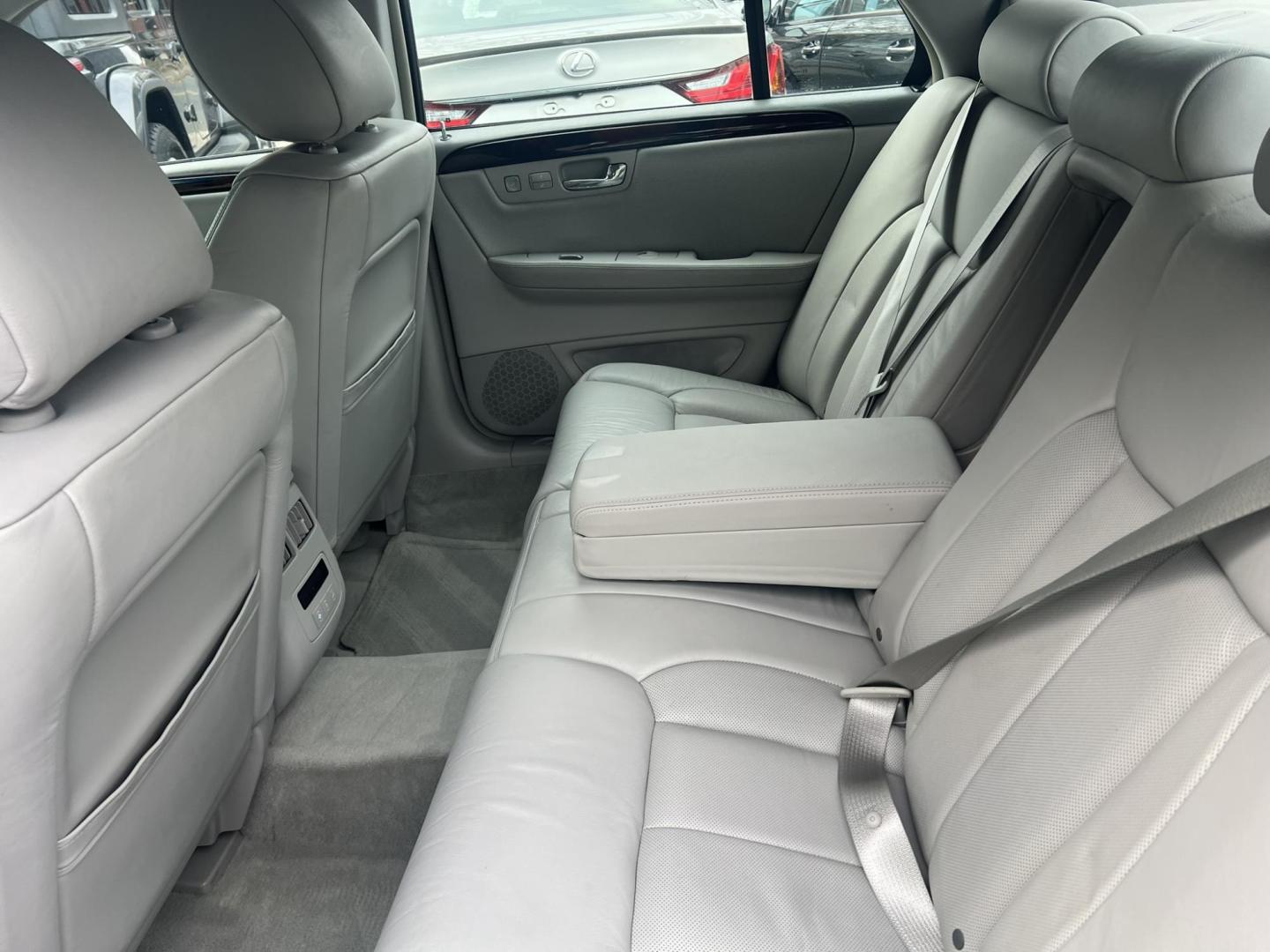 2009 GRAY /Gray Leather Cadillac DTS Luxury I (1G6KD57Y49U) with an 4.6L V8 DOHC 32V engine, 4-Speed Automatic Overdrive transmission, located at 1018 Brunswick Ave, Trenton, NJ, 08638, (609) 989-0900, 40.240086, -74.748085 - Photo#8