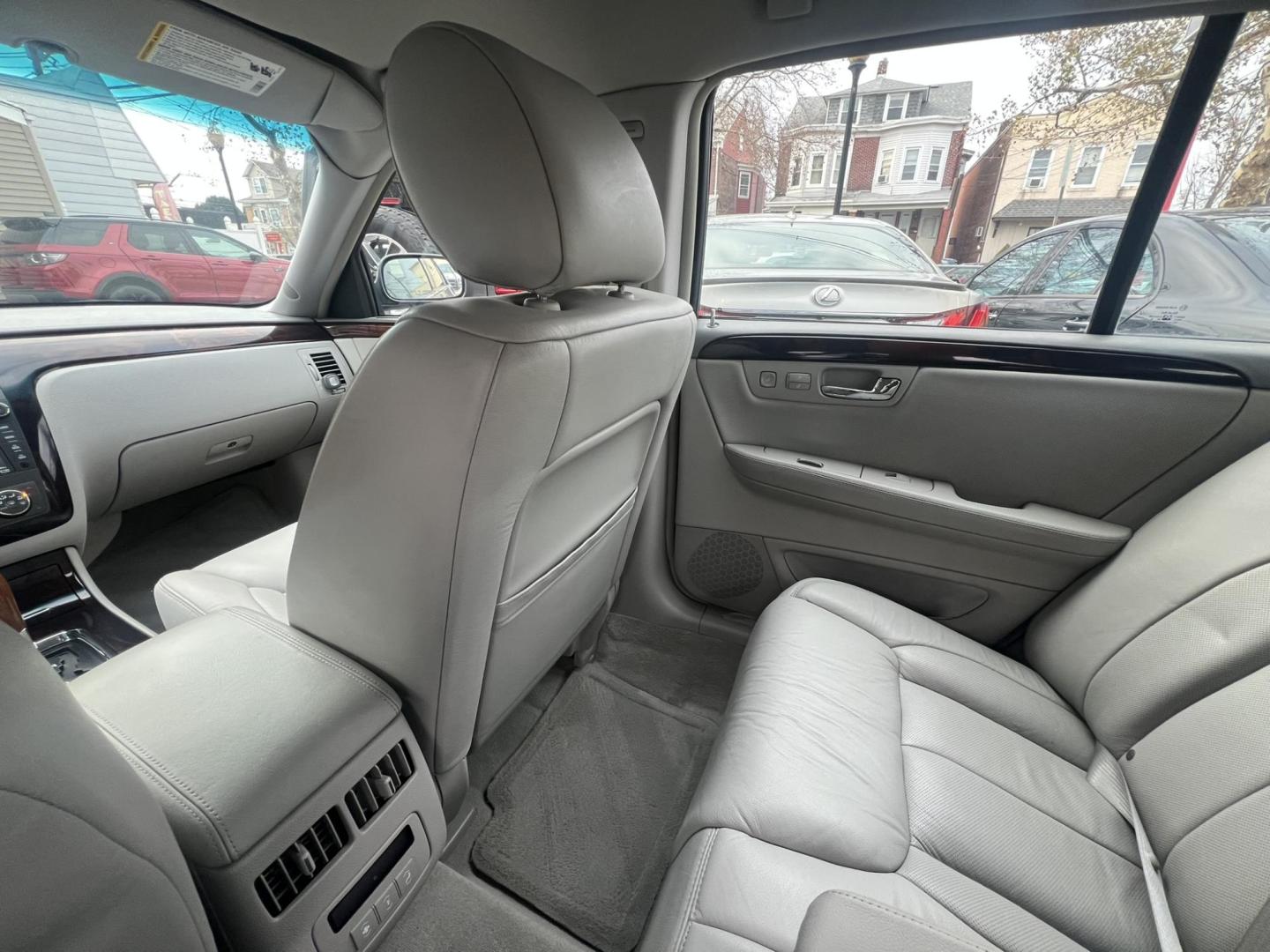2009 GRAY /Gray Leather Cadillac DTS Luxury I (1G6KD57Y49U) with an 4.6L V8 DOHC 32V engine, 4-Speed Automatic Overdrive transmission, located at 1018 Brunswick Ave, Trenton, NJ, 08638, (609) 989-0900, 40.240086, -74.748085 - Photo#11