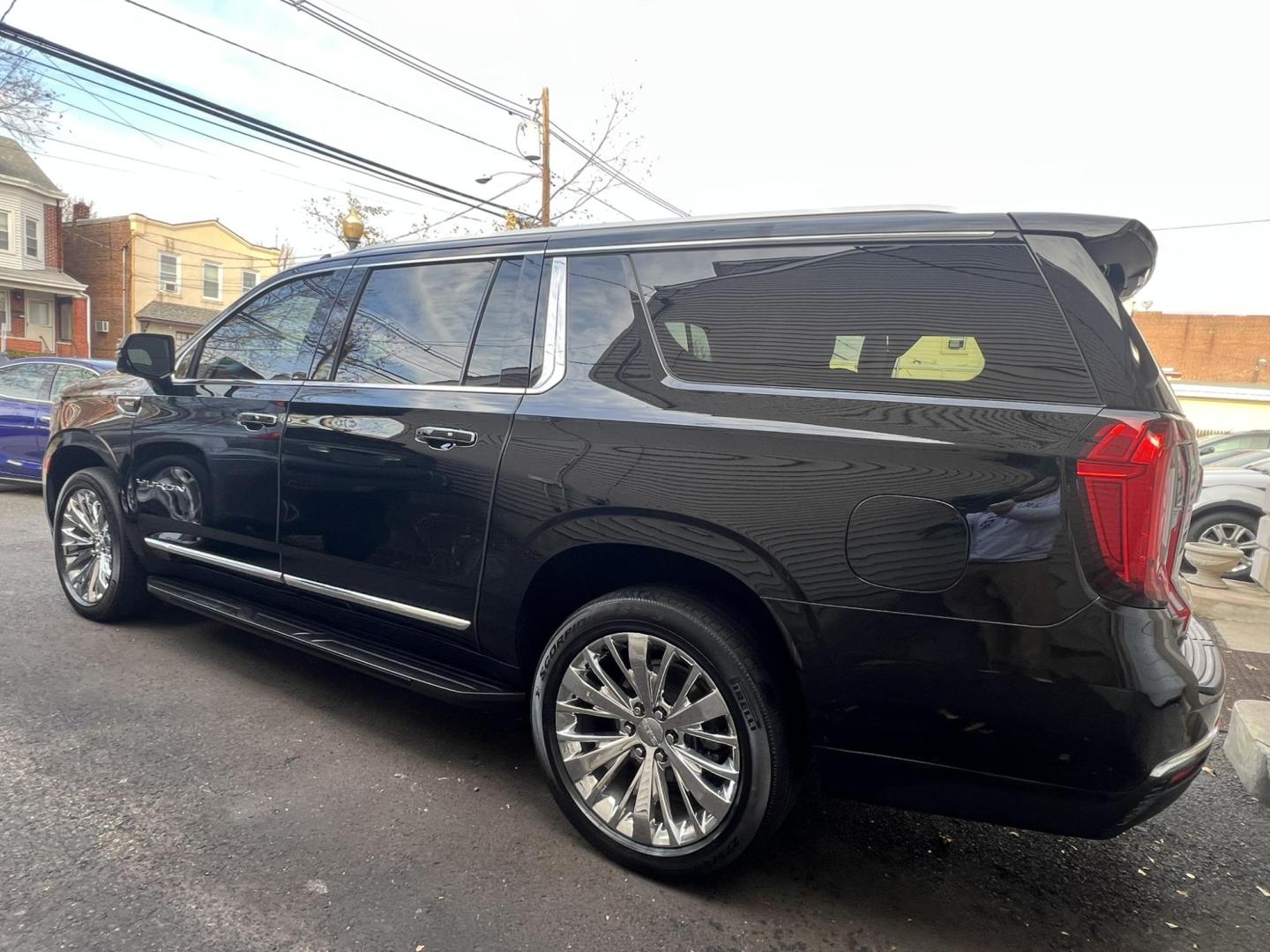 2021 BLACK GMC Yukon XL SLT 4WD (1GKS2GKD3MR) with an 5.3L V8 OHV 16V engine, 6A transmission, located at 1018 Brunswick Ave, Trenton, NJ, 08638, (609) 989-0900, 40.240086, -74.748085 - Photo#3