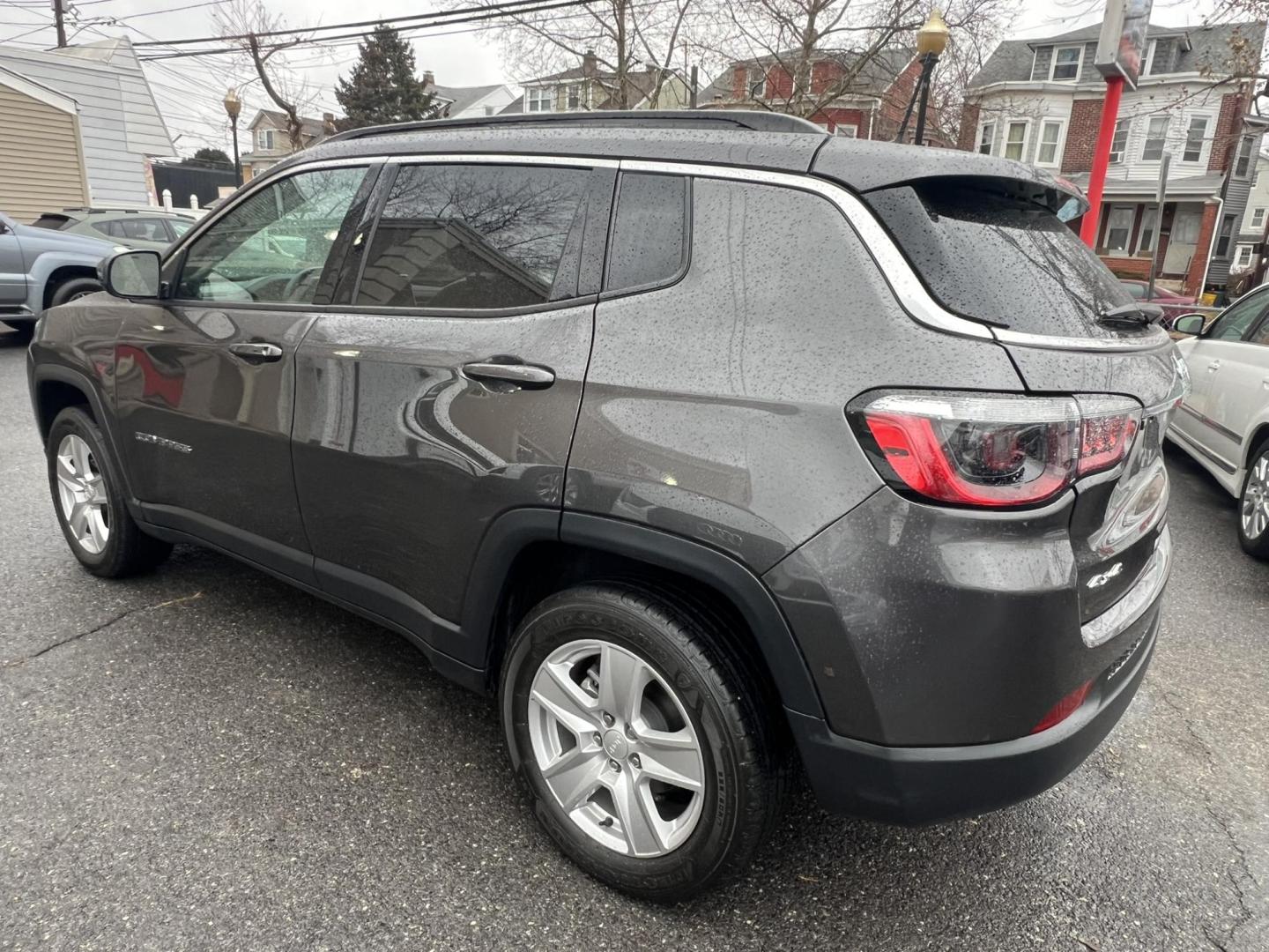 2022 BLACK Jeep Compass Latitude 4WD (3C4NJDBB1NT) with an 2.4L L4 DOHC 16V engine, located at 1018 Brunswick Ave, Trenton, NJ, 08638, (609) 989-0900, 40.240086, -74.748085 - Photo#4