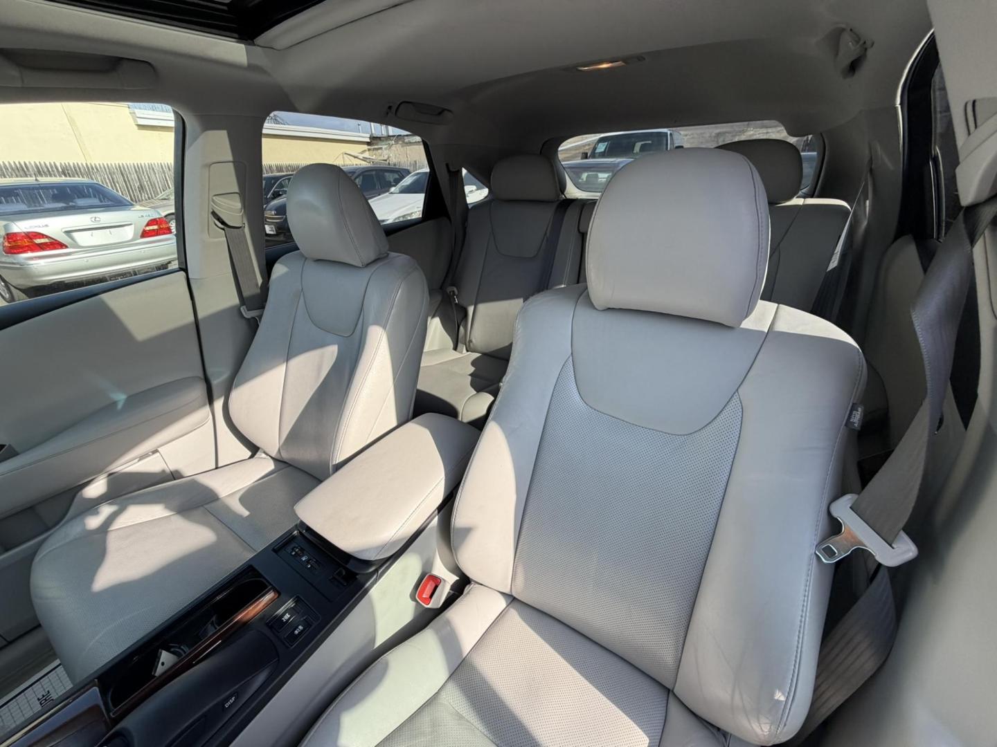 2011 SILVER /Gray Leather Lexus RX 350 AWD (2T2BK1BA6BC) with an 3.5L V6 DOHC 24V engine, 5-Speed Automatic transmission, located at 1018 Brunswick Ave, Trenton, NJ, 08638, (609) 989-0900, 40.240086, -74.748085 - Photo#4