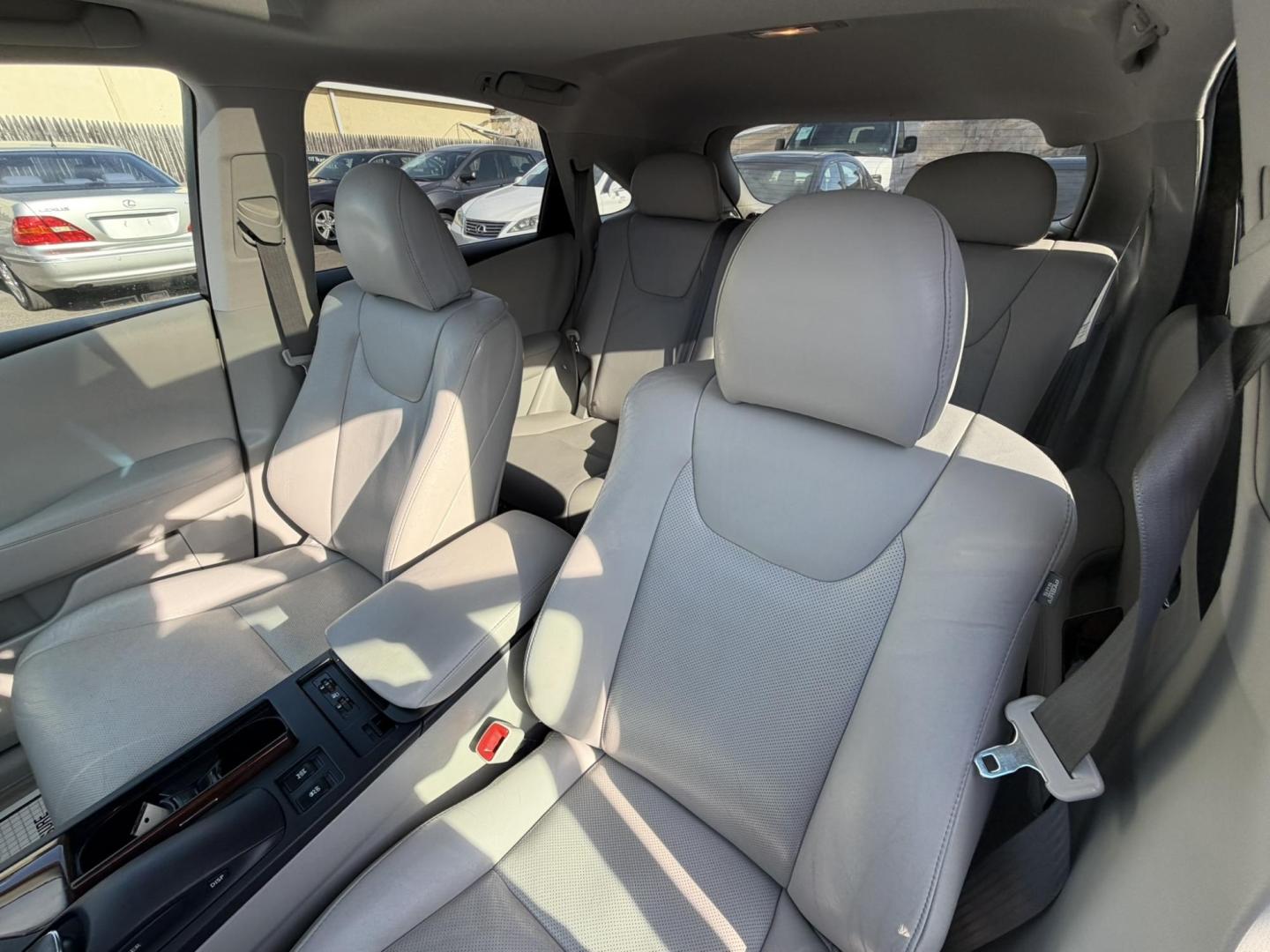 2011 SILVER /Gray Leather Lexus RX 350 AWD (2T2BK1BA6BC) with an 3.5L V6 DOHC 24V engine, 5-Speed Automatic transmission, located at 1018 Brunswick Ave, Trenton, NJ, 08638, (609) 989-0900, 40.240086, -74.748085 - Photo#11