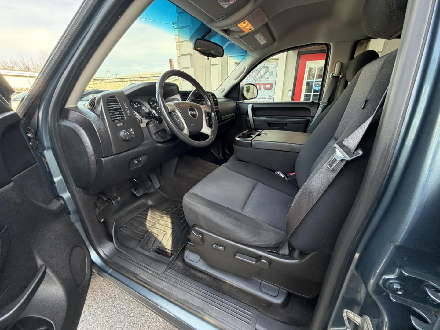 2011 BLUE /Black GMC Sierra 1500 SLE Crew Cab 4WD (3GTP2VE39BG) with an 5.3L V8 OHV 16V FFV engine, 4-Speed Automatic transmission, located at 1018 Brunswick Ave, Trenton, NJ, 08638, (609) 989-0900, 40.240086, -74.748085 - Here is a super clean GMC Sierra crew cab! Just serviced and detailed to perfection and a must see and drive ASAP! Call Anthony to set up an appointment as this Truck will not last long! 609-273-5100 - Photo#25