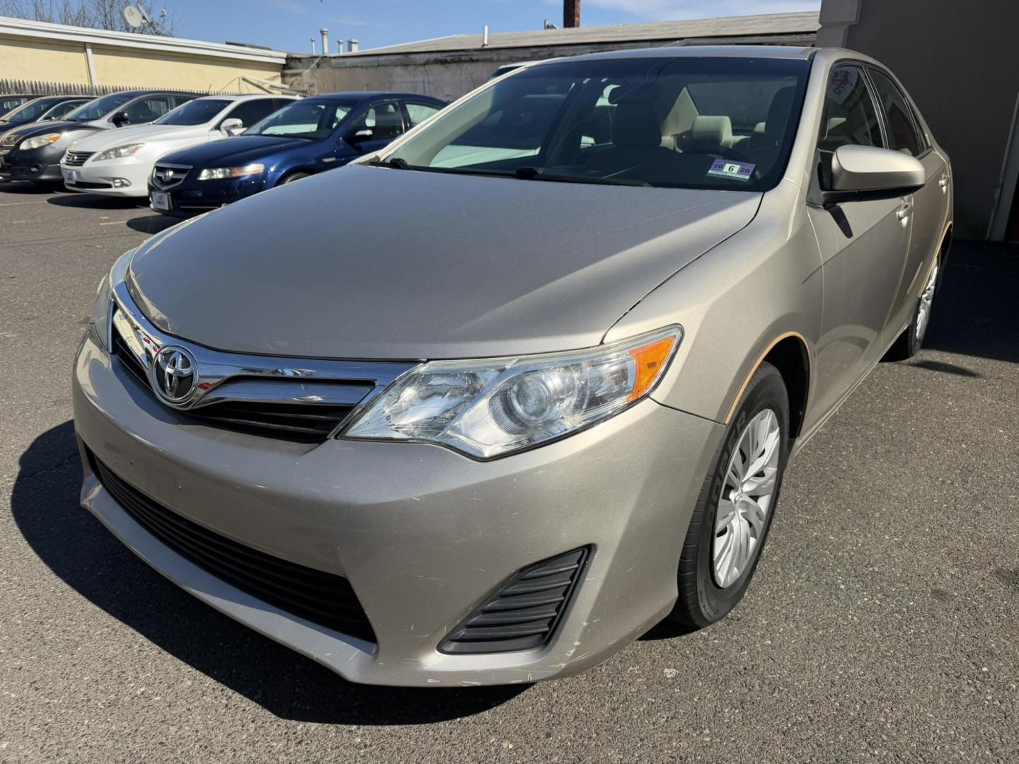 2013 SILVER /Gray Toyota Camry SE (4T4BF1FKXDR) with an 2.5L L4 DOHC 16V engine, 6-Speed Automatic transmission, located at 1018 Brunswick Ave, Trenton, NJ, 08638, (609) 989-0900, 40.240086, -74.748085 - Photo#4