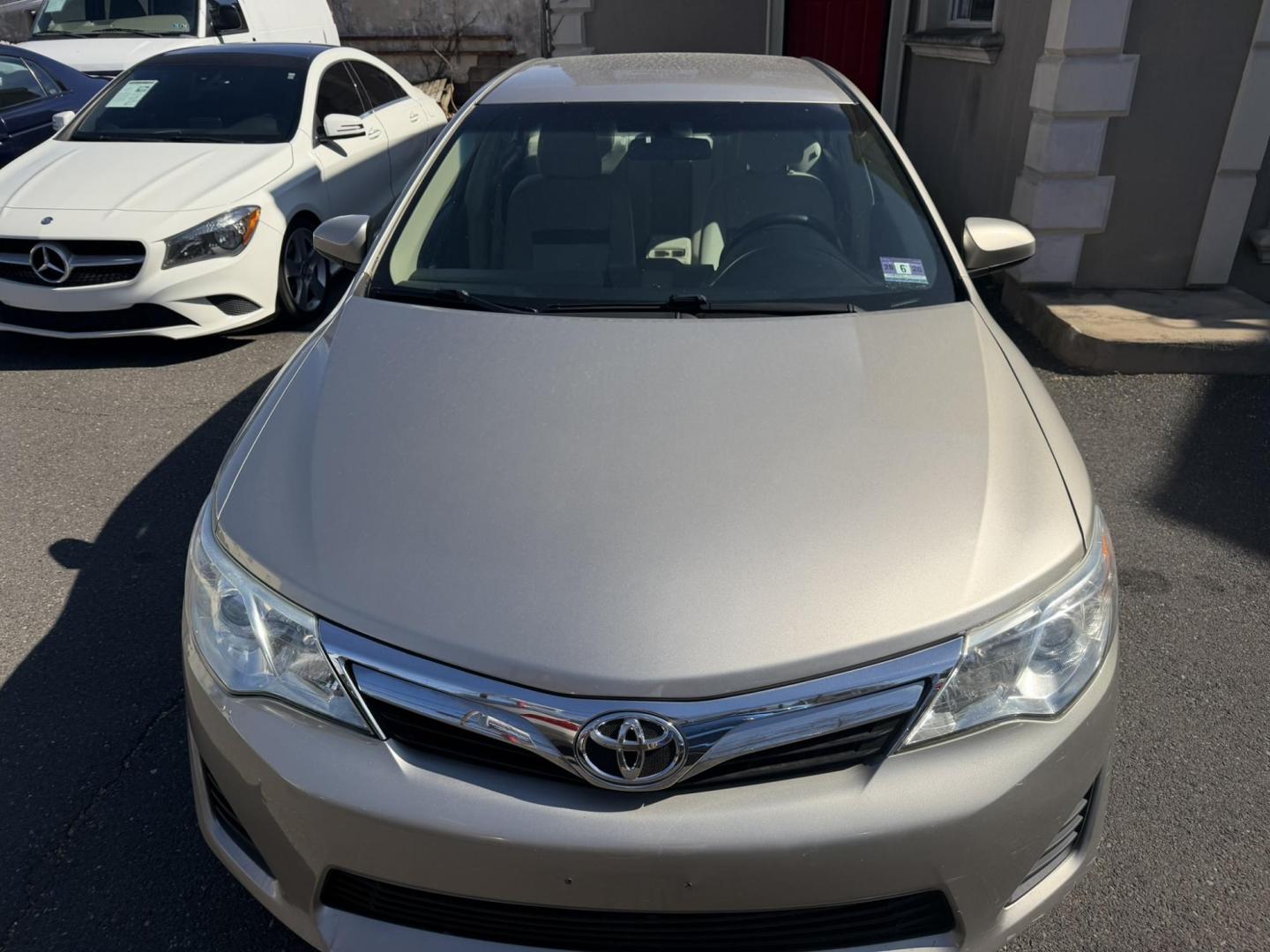 2013 SILVER /Gray Toyota Camry SE (4T4BF1FKXDR) with an 2.5L L4 DOHC 16V engine, 6-Speed Automatic transmission, located at 1018 Brunswick Ave, Trenton, NJ, 08638, (609) 989-0900, 40.240086, -74.748085 - Photo#5