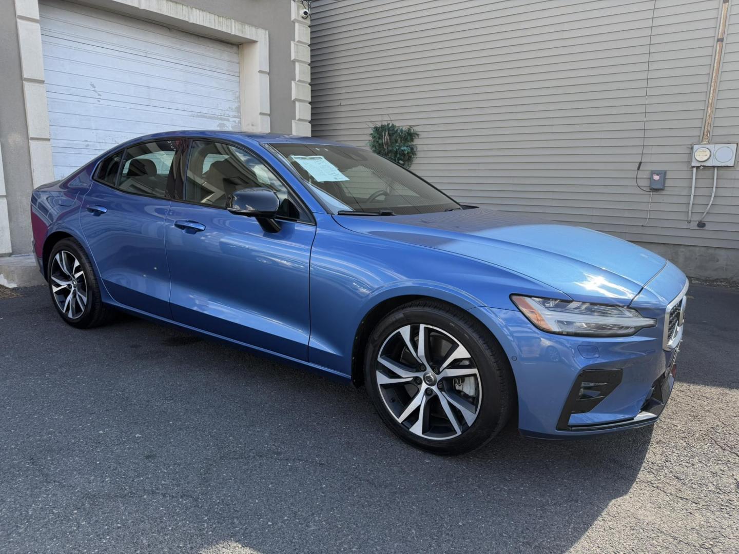2020 BLUE /Black Volvo S60 T6 R-Design AWD (7JRA22TM0LG) with an 2.0L L4 DOHC 16V engine, 8A transmission, located at 1018 Brunswick Ave, Trenton, NJ, 08638, (609) 989-0900, 40.240086, -74.748085 - This S60 T6 R-design is a perfect color combo! Equipped with all the R-Design features,($6850 option) Advanced package($2500 option), Polestar and heated Rear seats and steering wheel. Fully serviced by Volvo dealer since new! A rare color combo of Bursting Blue metal w Black R design leather interi- Photo#1