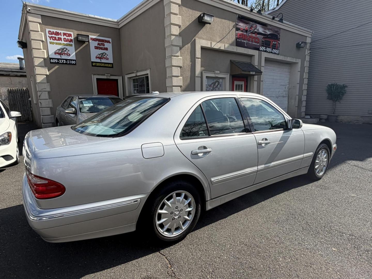 2000 SILVER /Gray Leather Mercedes-Benz E-Class E320 (WDBJF65J8YB) with an 3.2L V6 SOHC 18V engine, 5-Speed Automatic Overdrive transmission, located at 1018 Brunswick Ave, Trenton, NJ, 08638, (609) 989-0900, 40.240086, -74.748085 - Wow! This one owner garage kept Mercedes E class is like new for its age! Always serviced by dealer and ready to go for another 10 years. An absolute must see and drive ASAP, please call Anthony to set up a time to see and drive it. 609-273-5100 - Photo#3