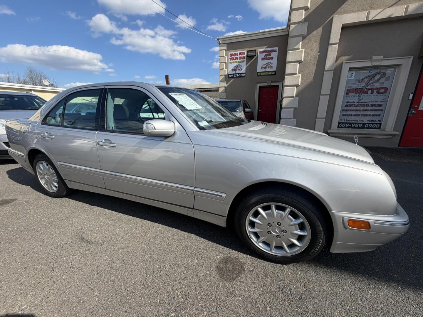 2000 SILVER /Gray Leather Mercedes-Benz E-Class E320 (WDBJF65J8YB) with an 3.2L V6 SOHC 18V engine, 5-Speed Automatic Overdrive transmission, located at 1018 Brunswick Ave, Trenton, NJ, 08638, (609) 989-0900, 40.240086, -74.748085 - Wow! This one owner garage kept Mercedes E class is like new for its age! Always serviced by dealer and ready to go for another 10 years. An absolute must see and drive ASAP, please call Anthony to set up a time to see and drive it. 609-273-5100 - Photo#4
