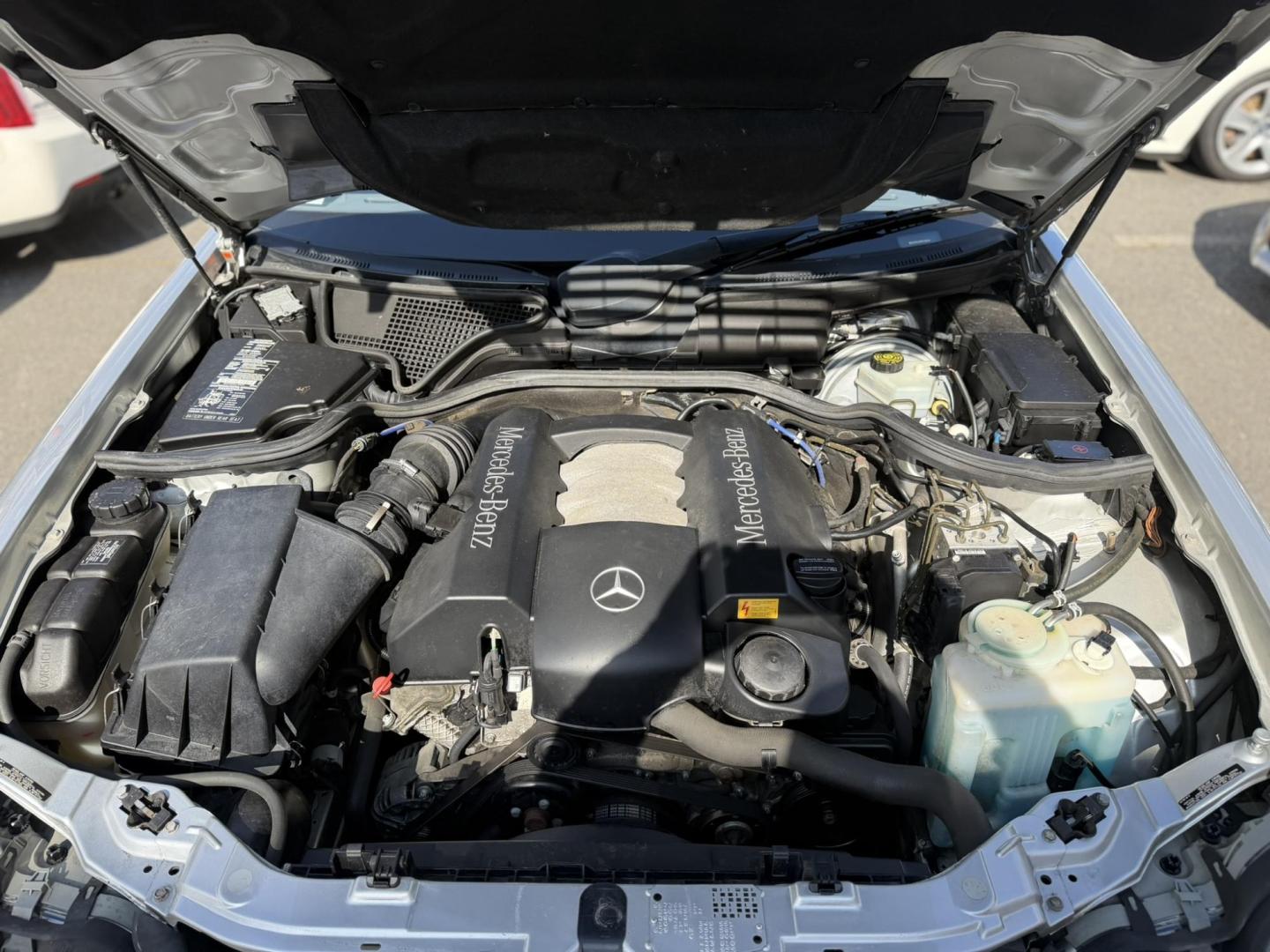 2000 SILVER /Gray Leather Mercedes-Benz E-Class E320 (WDBJF65J8YB) with an 3.2L V6 SOHC 18V engine, 5-Speed Automatic Overdrive transmission, located at 1018 Brunswick Ave, Trenton, NJ, 08638, (609) 989-0900, 40.240086, -74.748085 - Wow! This one owner garage kept Mercedes E class is like new for its age! Always serviced by dealer and ready to go for another 10 years. An absolute must see and drive ASAP, please call Anthony to set up a time to see and drive it. 609-273-5100 - Photo#9