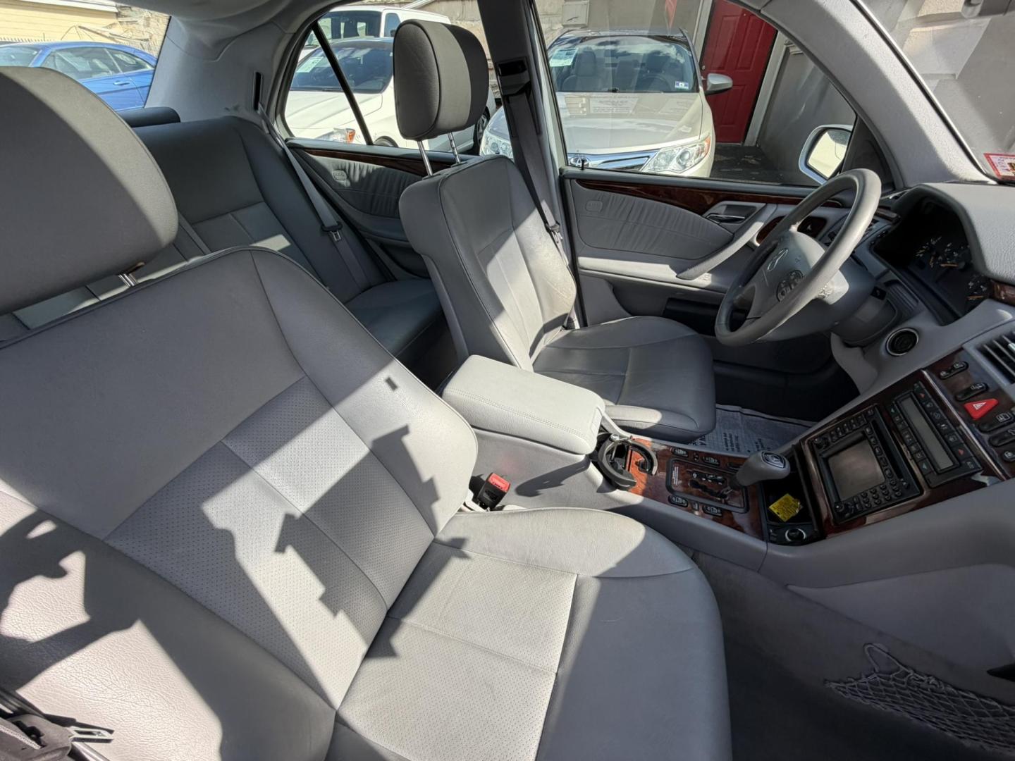 2000 SILVER /Gray Leather Mercedes-Benz E-Class E320 (WDBJF65J8YB) with an 3.2L V6 SOHC 18V engine, 5-Speed Automatic Overdrive transmission, located at 1018 Brunswick Ave, Trenton, NJ, 08638, (609) 989-0900, 40.240086, -74.748085 - Wow! This one owner garage kept Mercedes E class is like new for its age! Always serviced by dealer and ready to go for another 10 years. An absolute must see and drive ASAP, please call Anthony to set up a time to see and drive it. 609-273-5100 - Photo#8