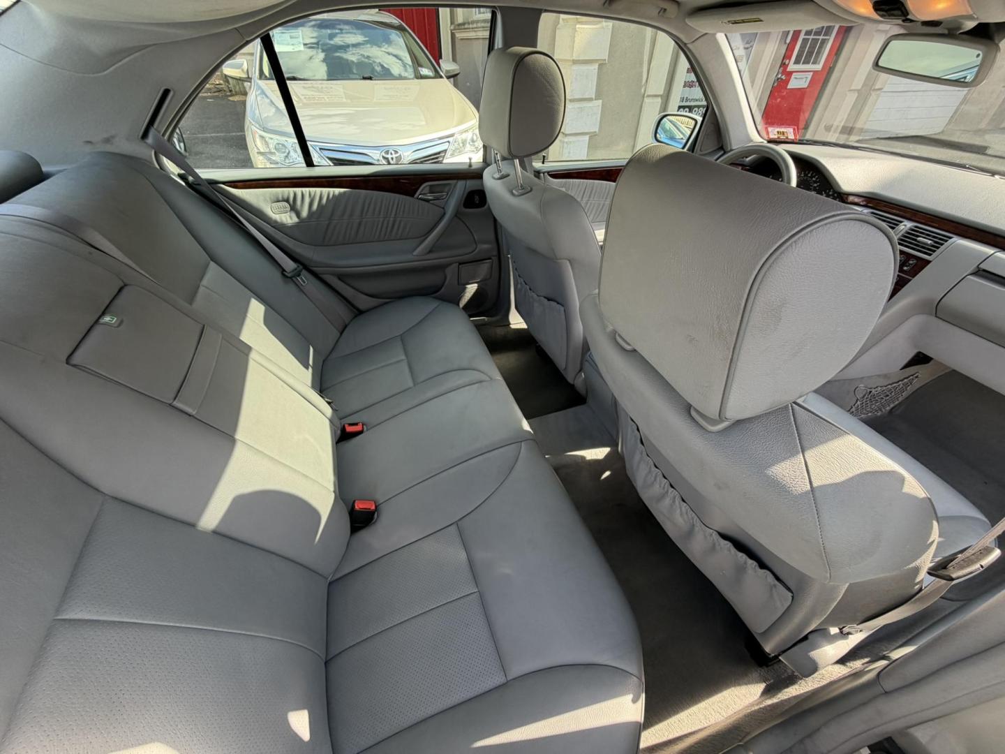 2000 SILVER /Gray Leather Mercedes-Benz E-Class E320 (WDBJF65J8YB) with an 3.2L V6 SOHC 18V engine, 5-Speed Automatic Overdrive transmission, located at 1018 Brunswick Ave, Trenton, NJ, 08638, (609) 989-0900, 40.240086, -74.748085 - Wow! This one owner garage kept Mercedes E class is like new for its age! Always serviced by dealer and ready to go for another 10 years. An absolute must see and drive ASAP, please call Anthony to set up a time to see and drive it. 609-273-5100 - Photo#13